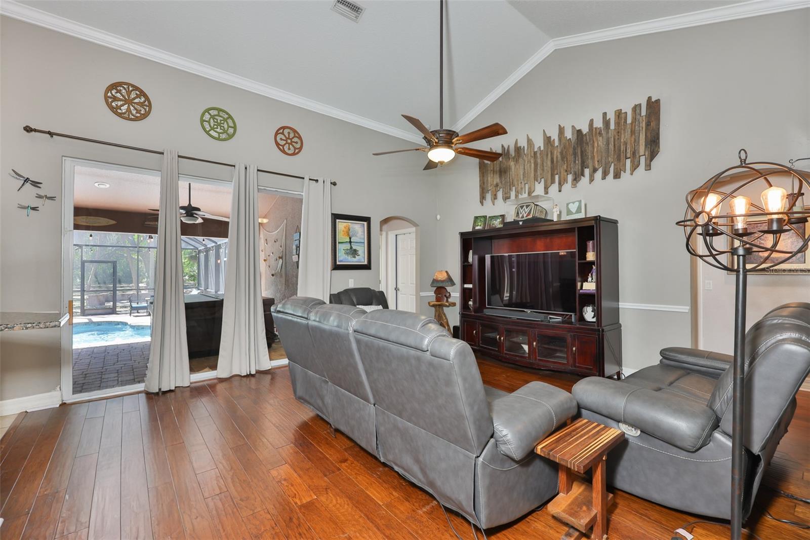 Listing photo id 8 for 1710 Surrey Trail