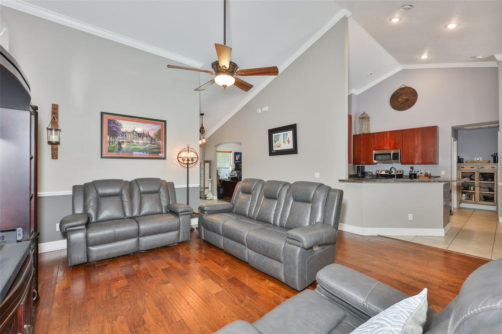 Listing photo id 9 for 1710 Surrey Trail