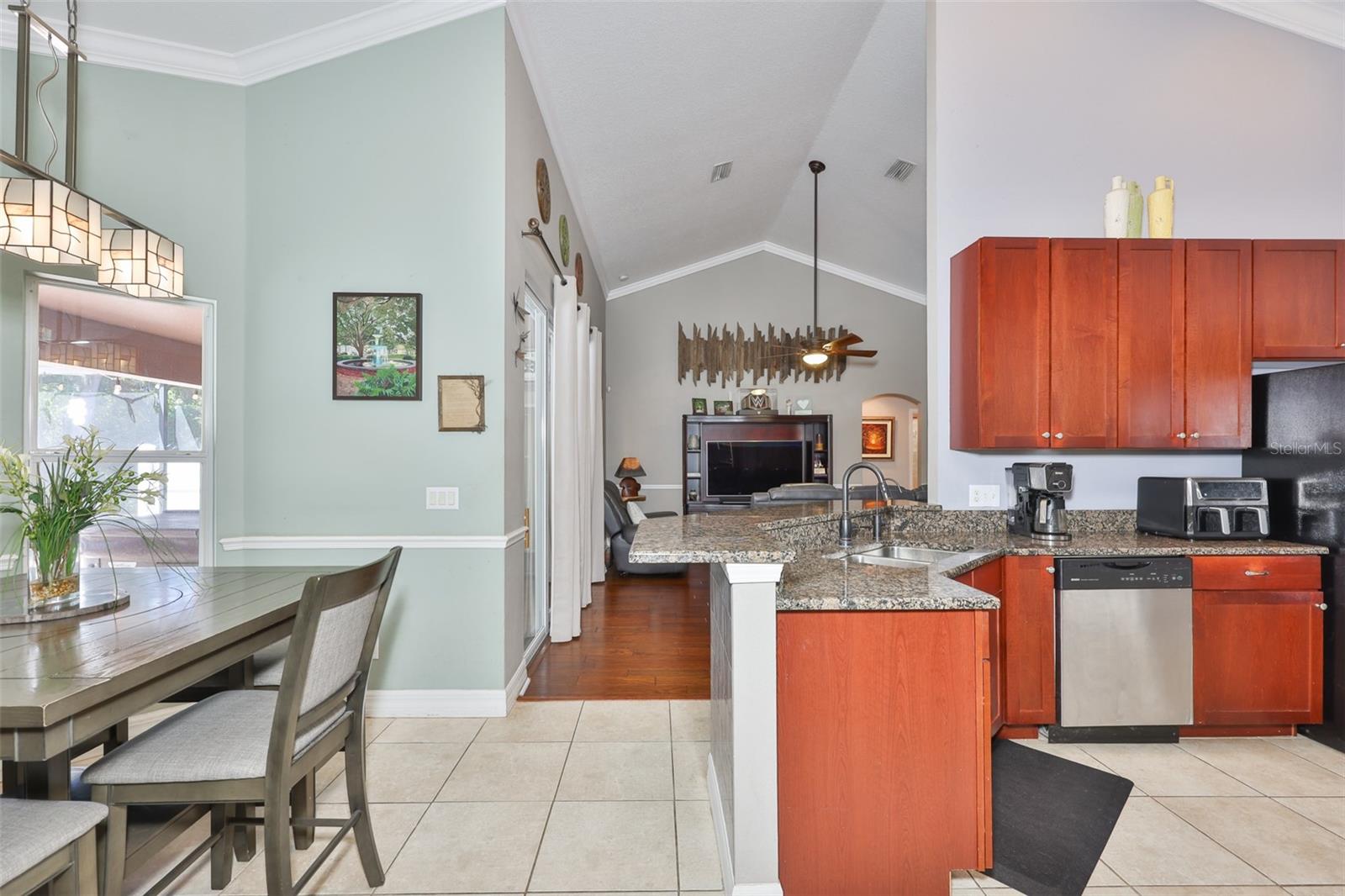 Listing photo id 16 for 1710 Surrey Trail