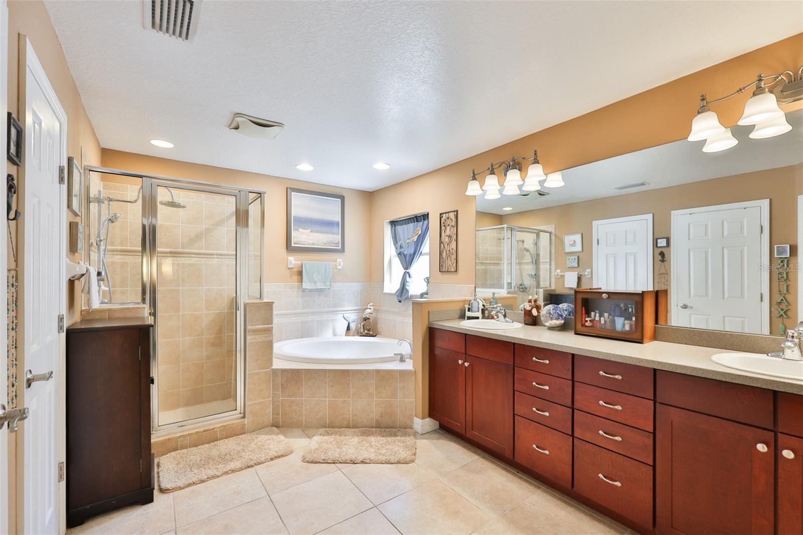 Listing photo id 33 for 1710 Surrey Trail