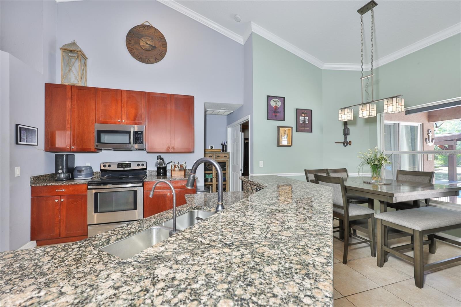 Listing photo id 2 for 1710 Surrey Trail