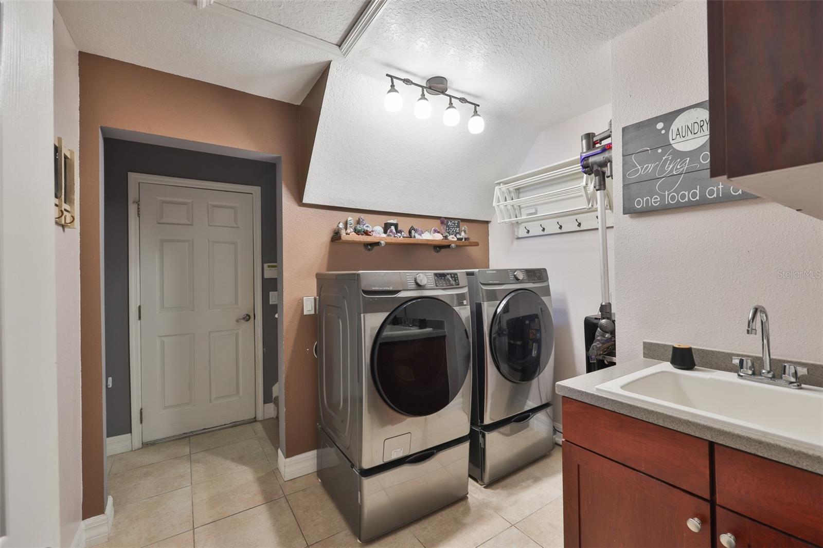 Listing photo id 38 for 1710 Surrey Trail