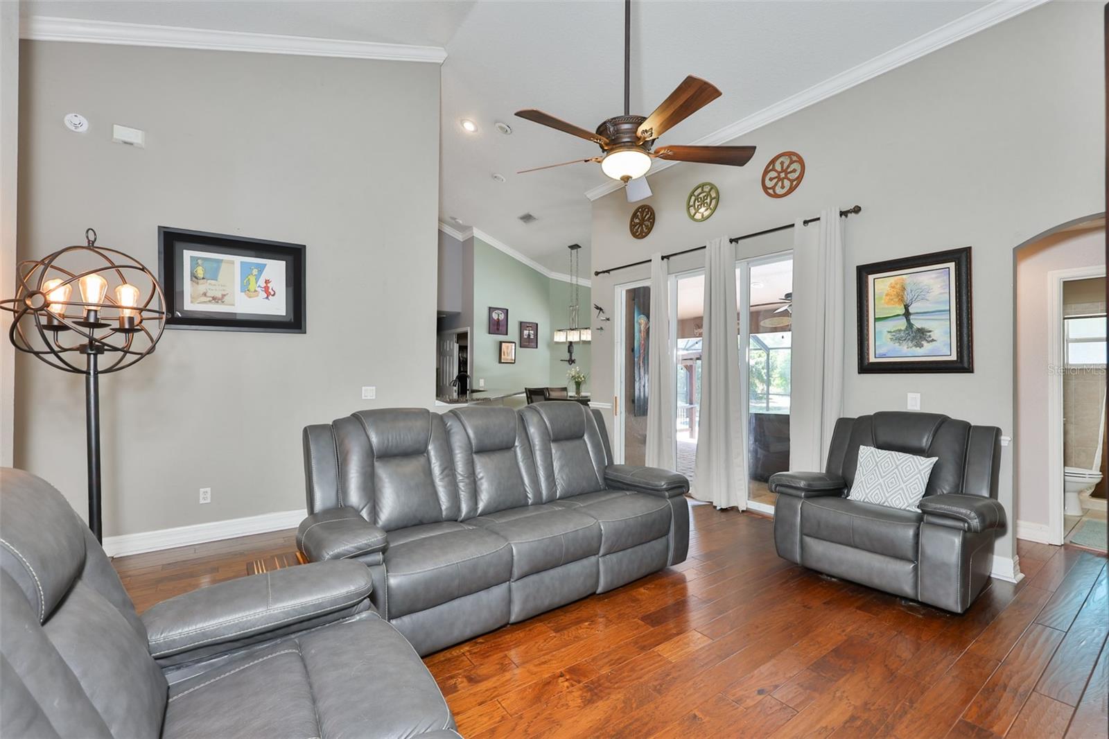 Listing photo id 3 for 1710 Surrey Trail