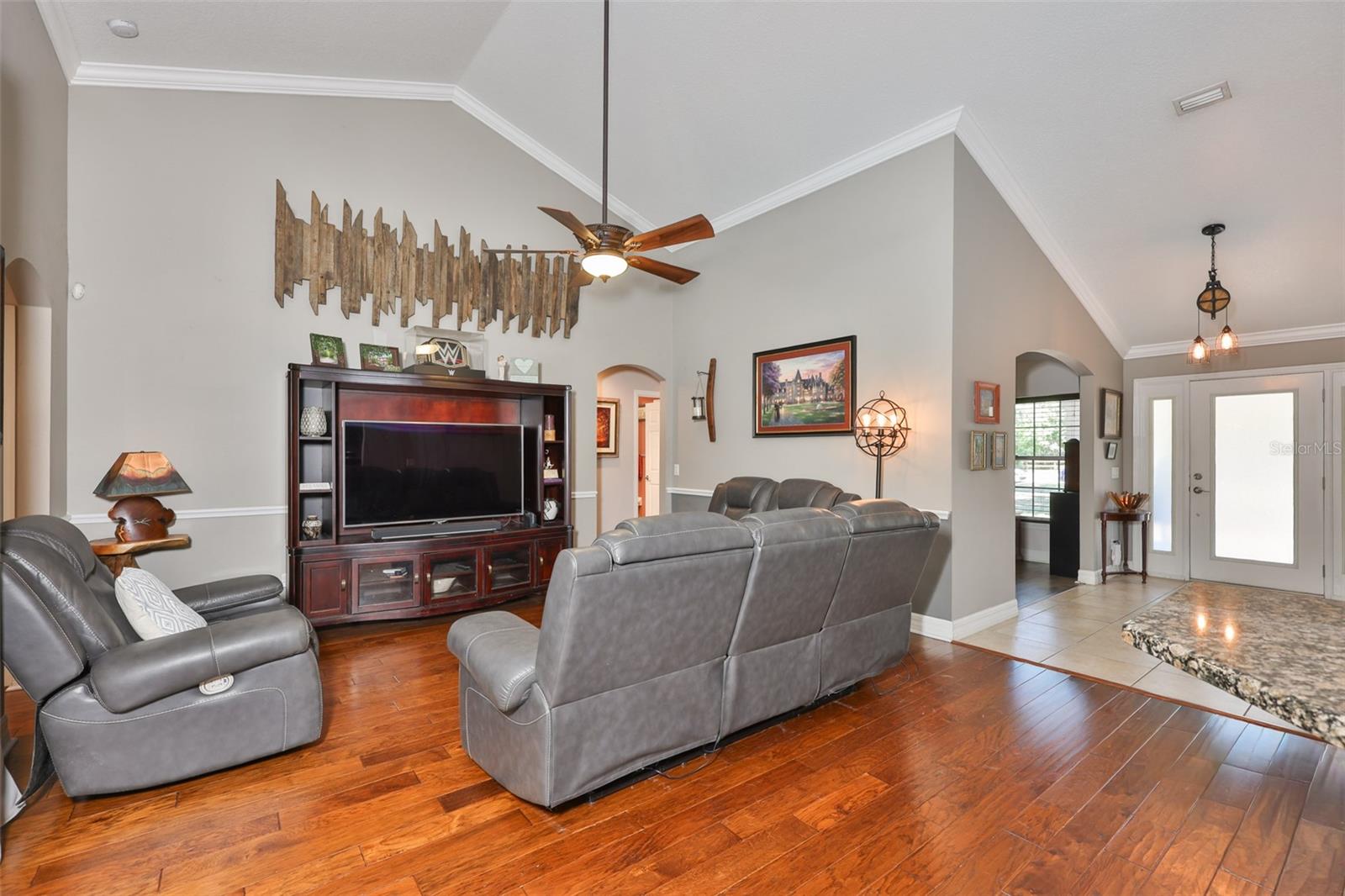 Listing photo id 7 for 1710 Surrey Trail