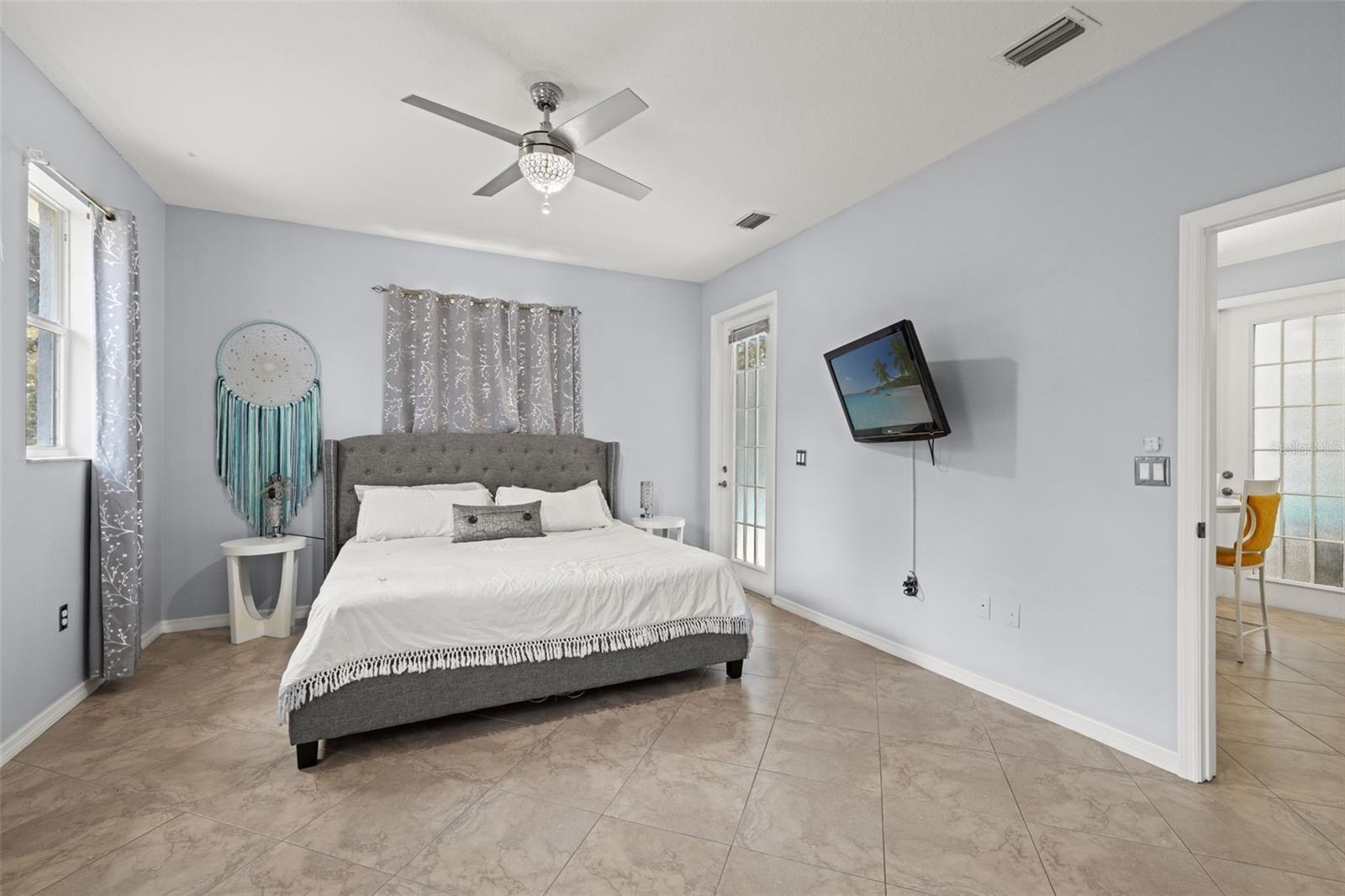 Listing photo id 31 for 1451 Laredo Avenue