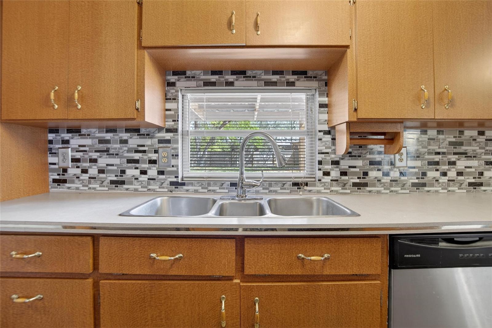 Listing photo id 8 for 13804 Hillcrest Drive