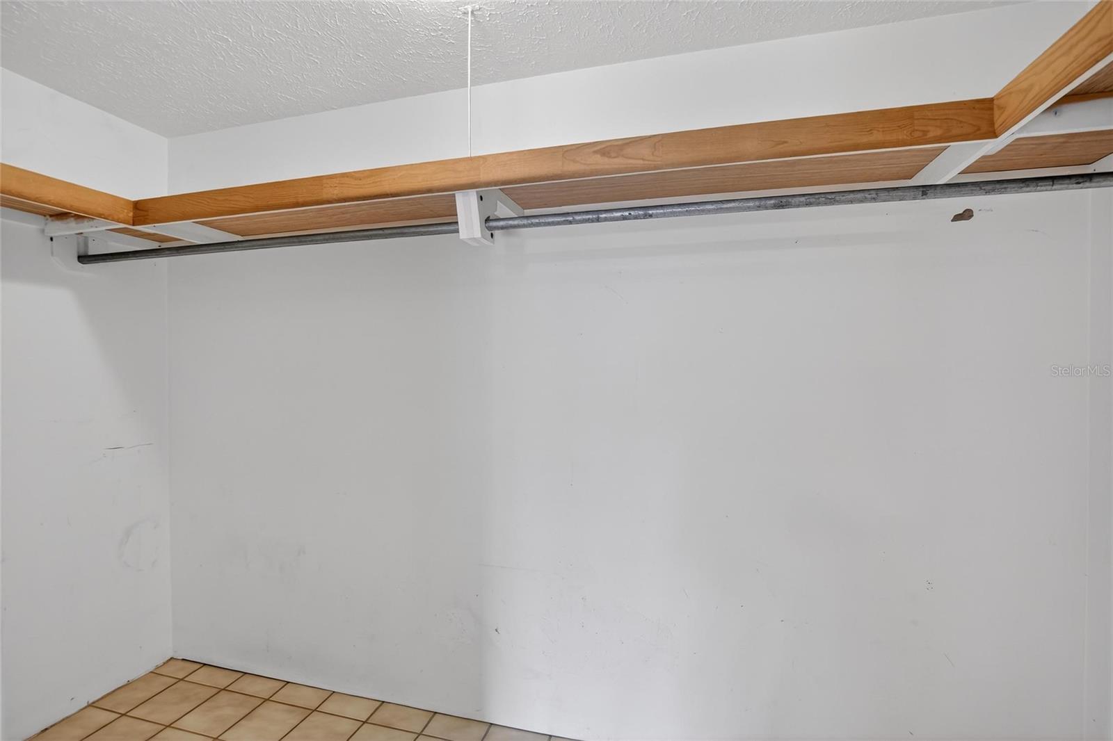 Listing photo id 12 for 13804 Hillcrest Drive