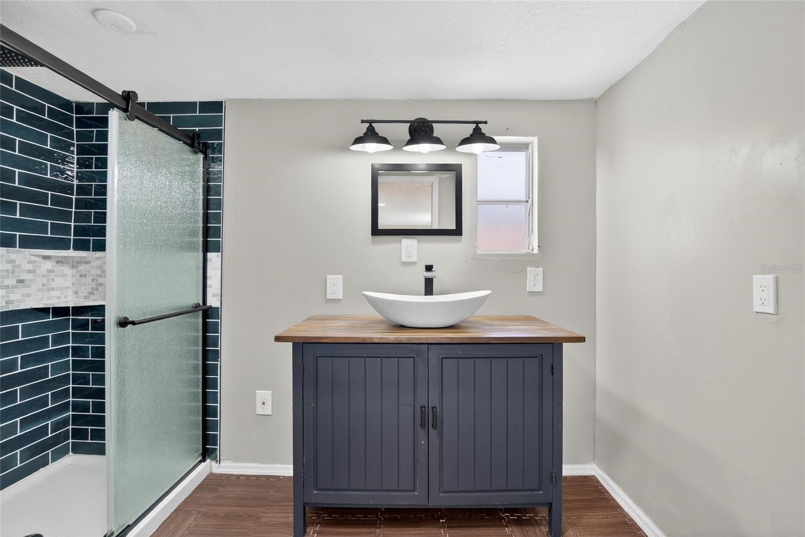 Listing photo id 13 for 13804 Hillcrest Drive