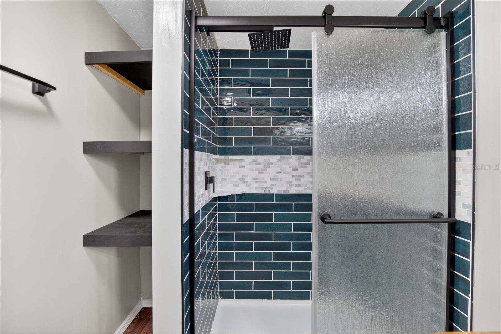 Listing photo id 14 for 13804 Hillcrest Drive