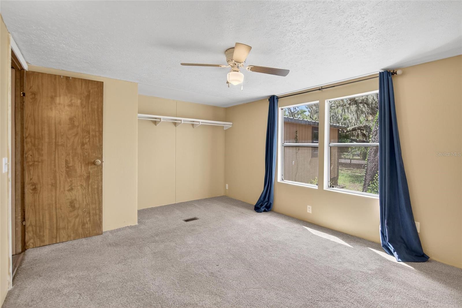 Listing photo id 15 for 13804 Hillcrest Drive