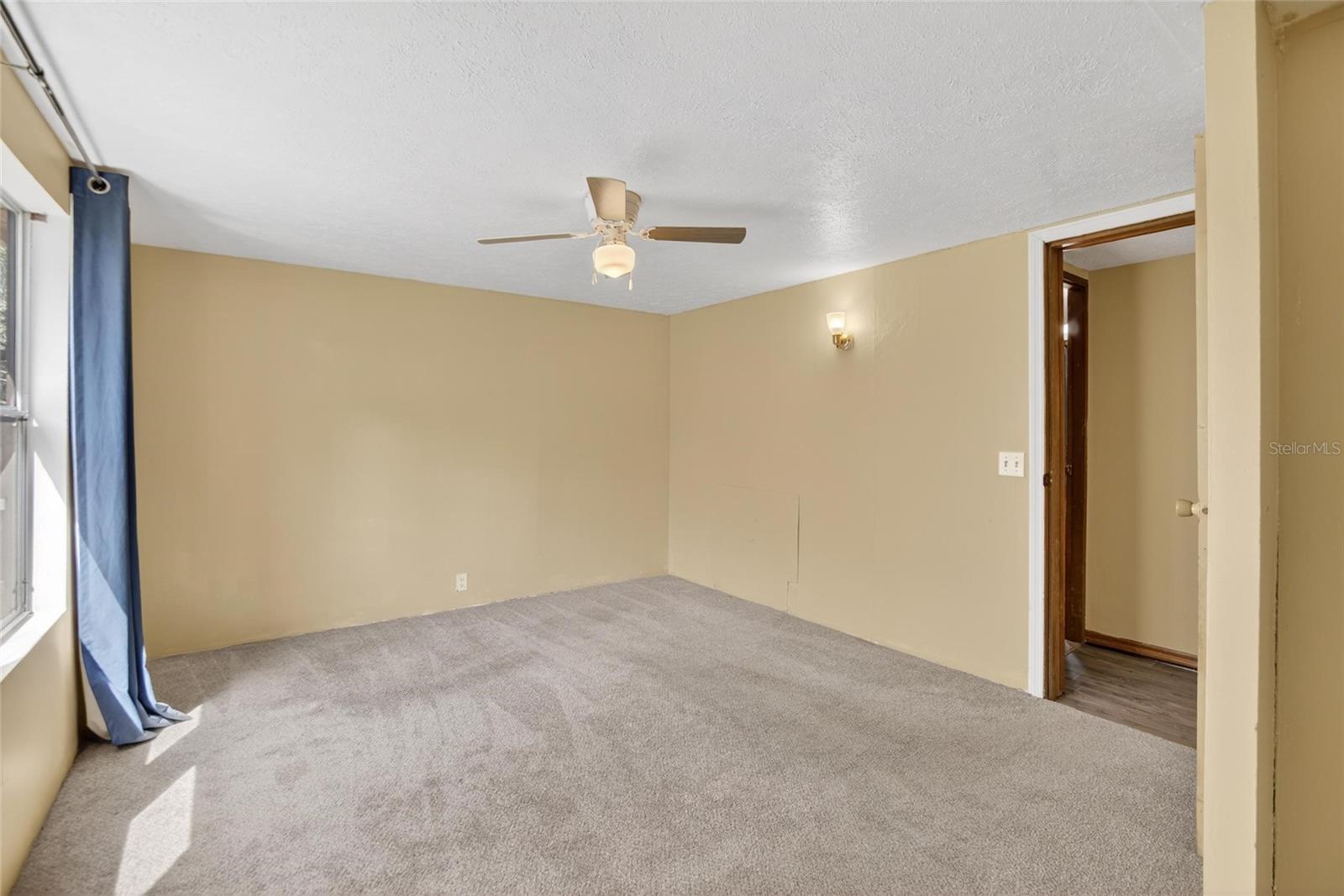 Listing photo id 16 for 13804 Hillcrest Drive