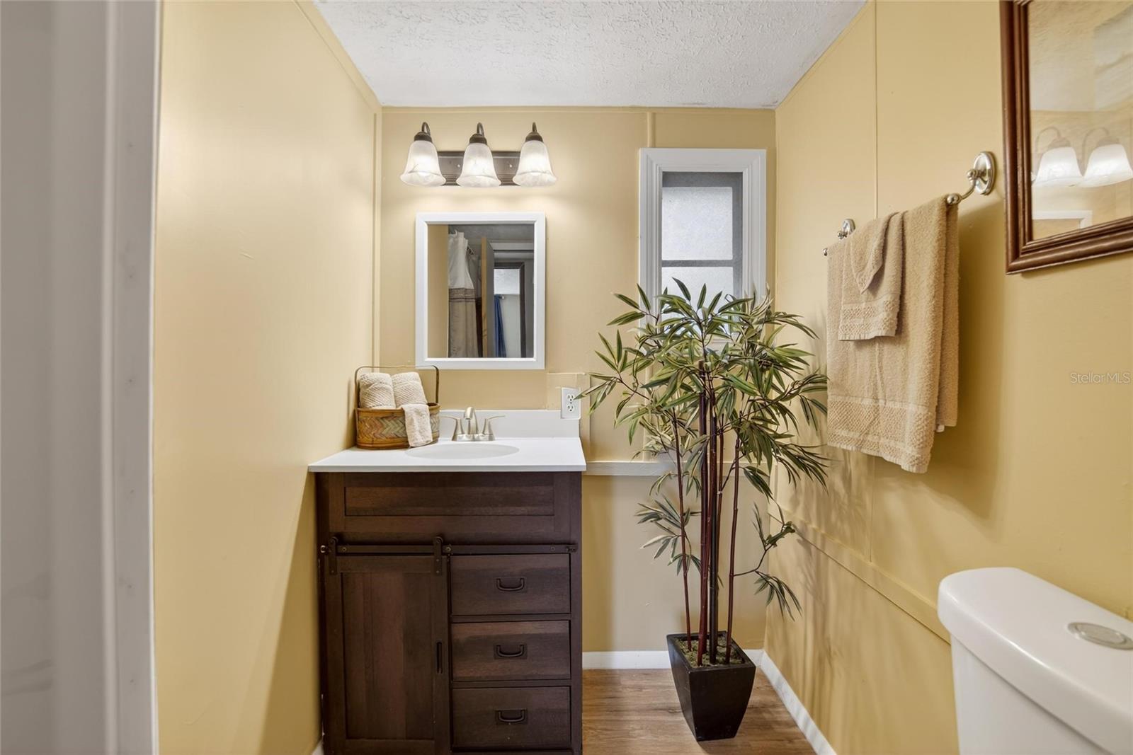 Listing photo id 17 for 13804 Hillcrest Drive