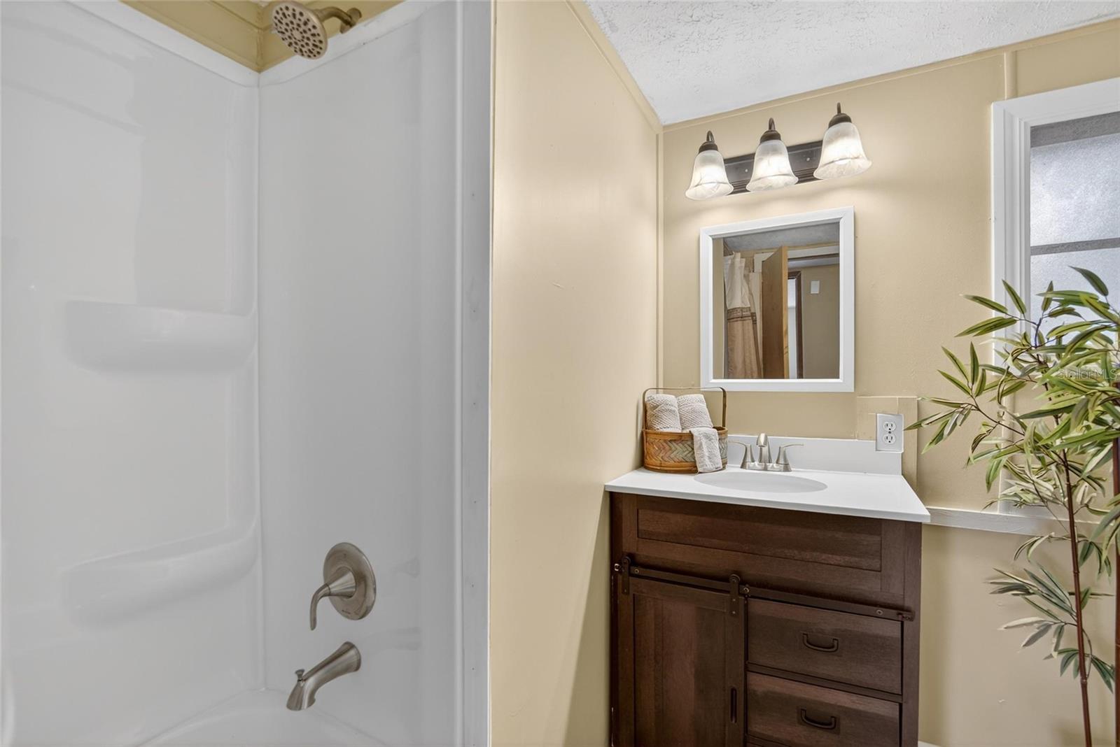 Listing photo id 18 for 13804 Hillcrest Drive