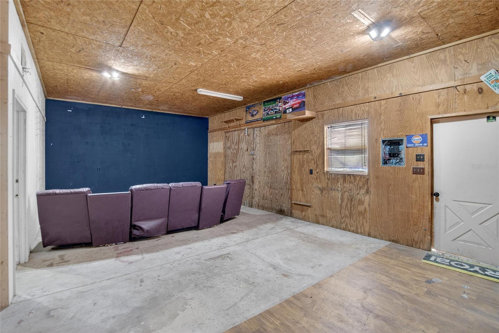 Listing photo id 25 for 13804 Hillcrest Drive