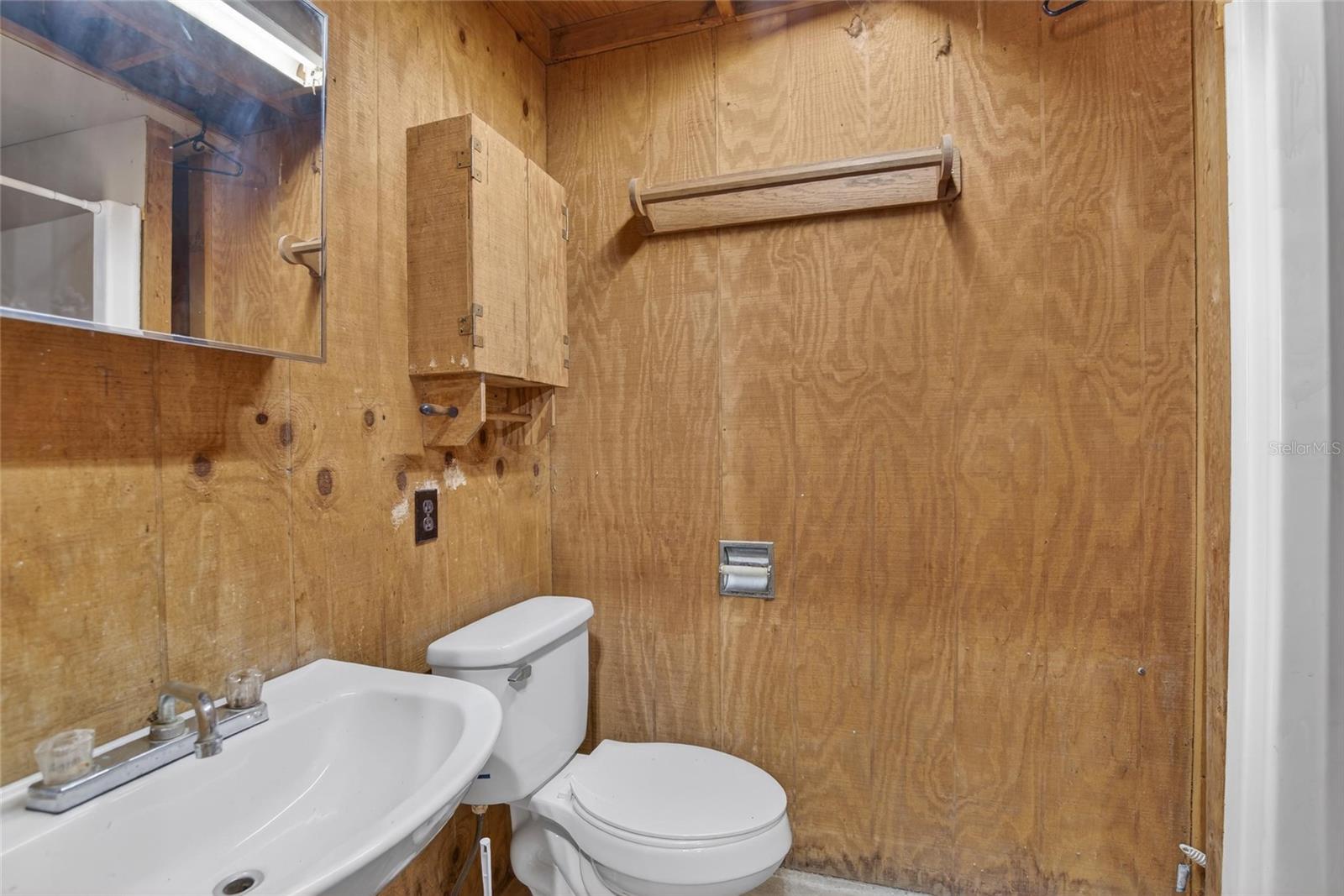 Listing photo id 27 for 13804 Hillcrest Drive