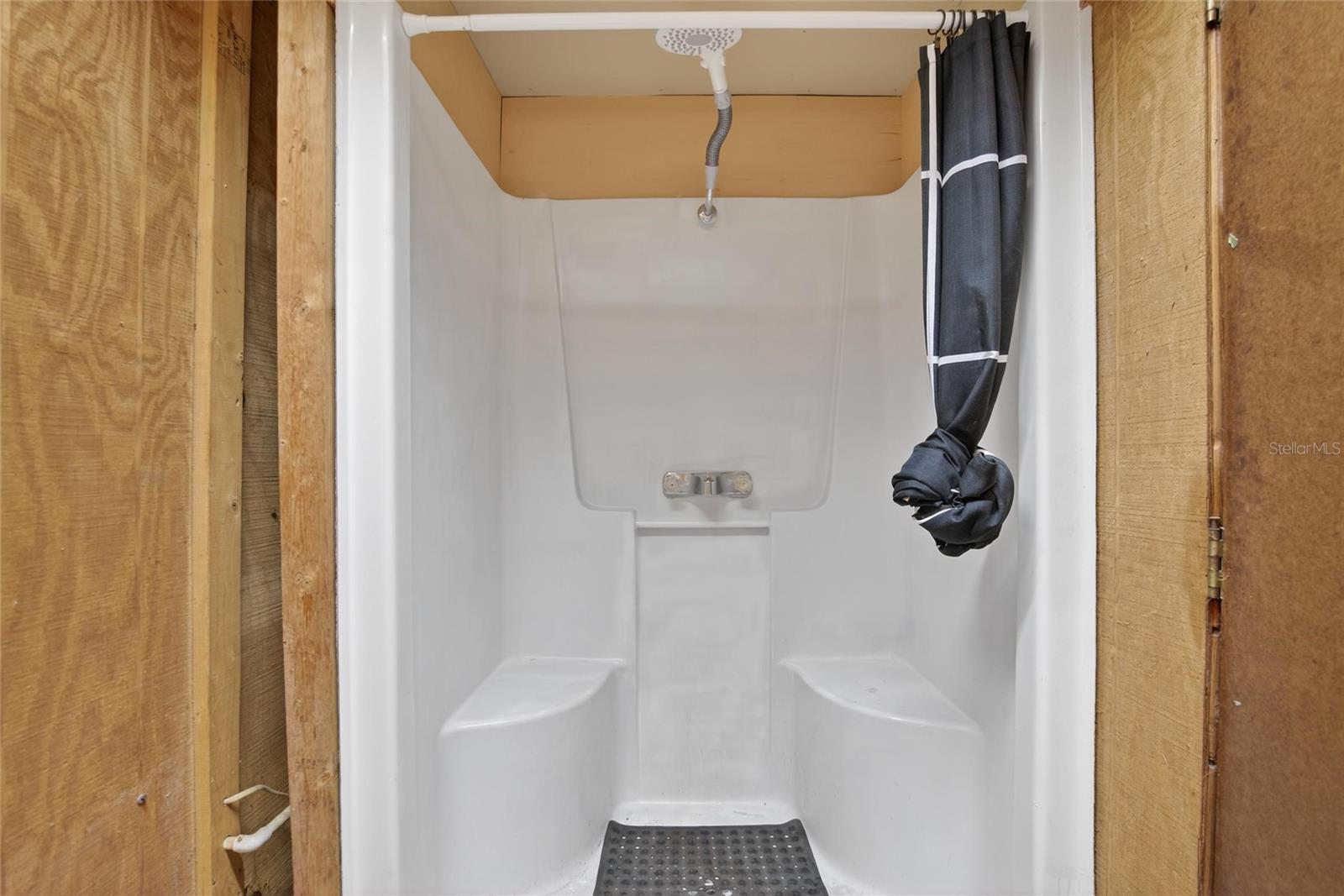 Listing photo id 28 for 13804 Hillcrest Drive