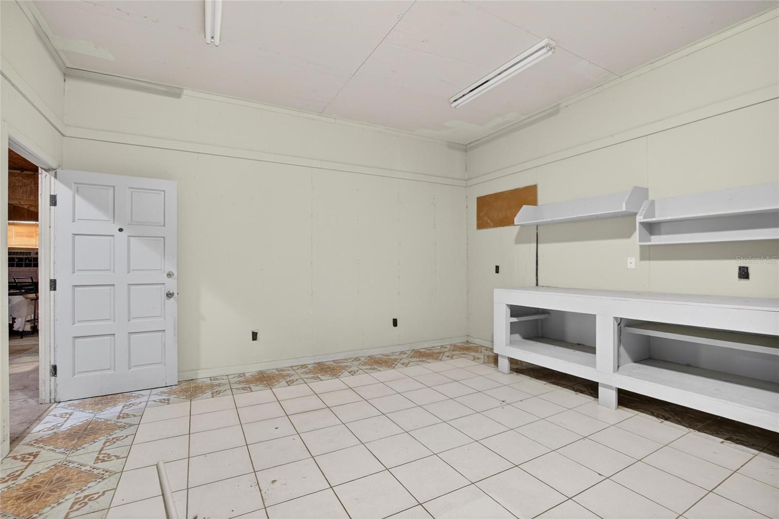 Listing photo id 30 for 13804 Hillcrest Drive