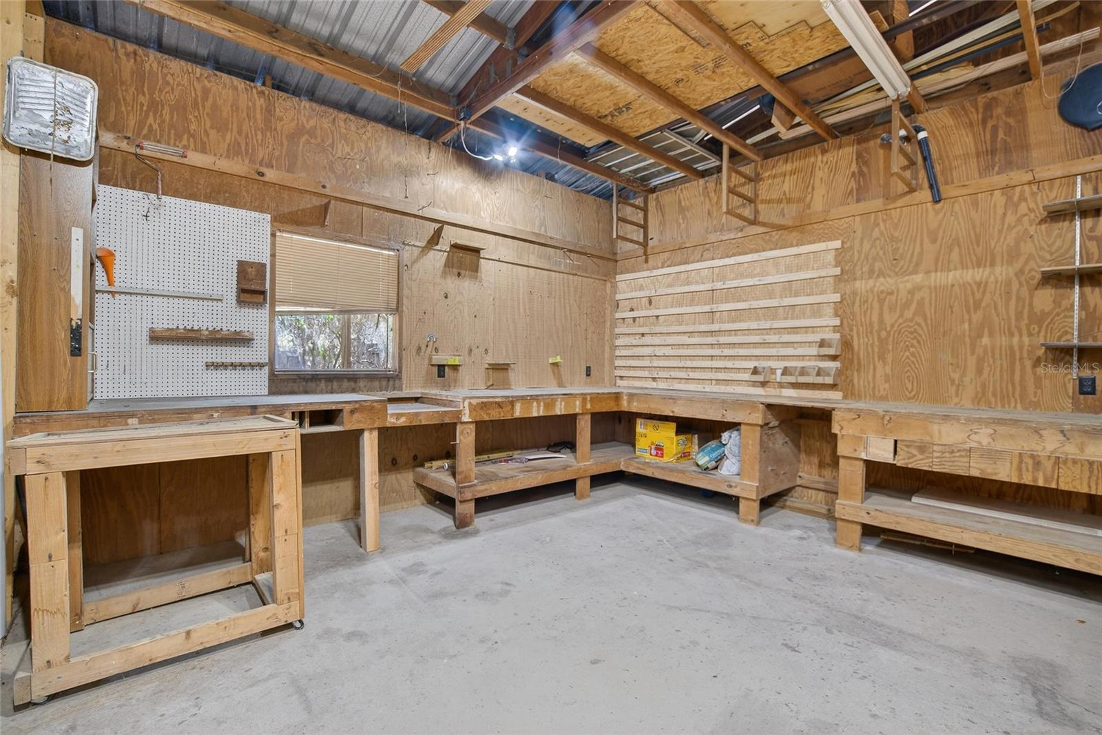 Listing photo id 31 for 13804 Hillcrest Drive