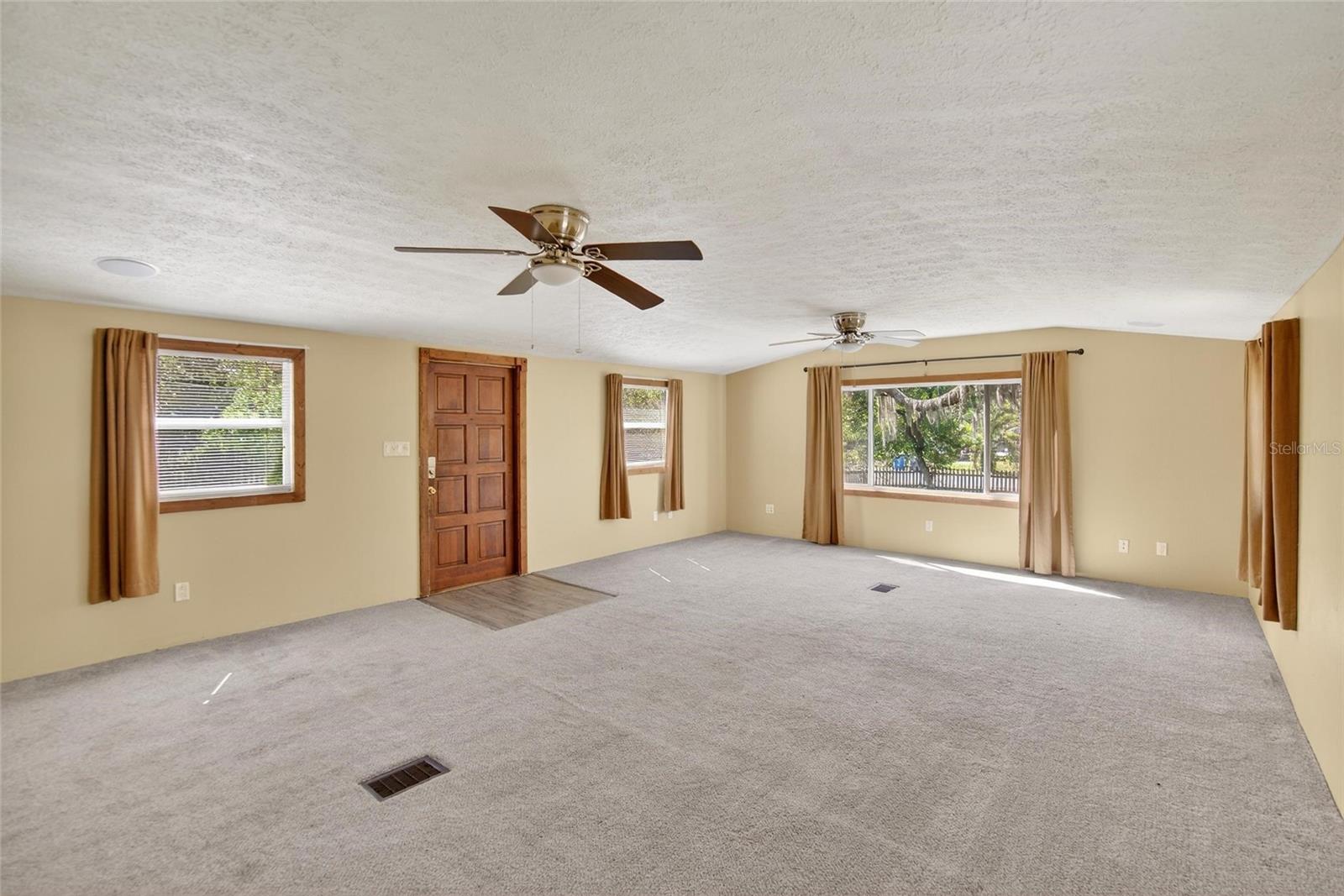 Listing photo id 2 for 13804 Hillcrest Drive