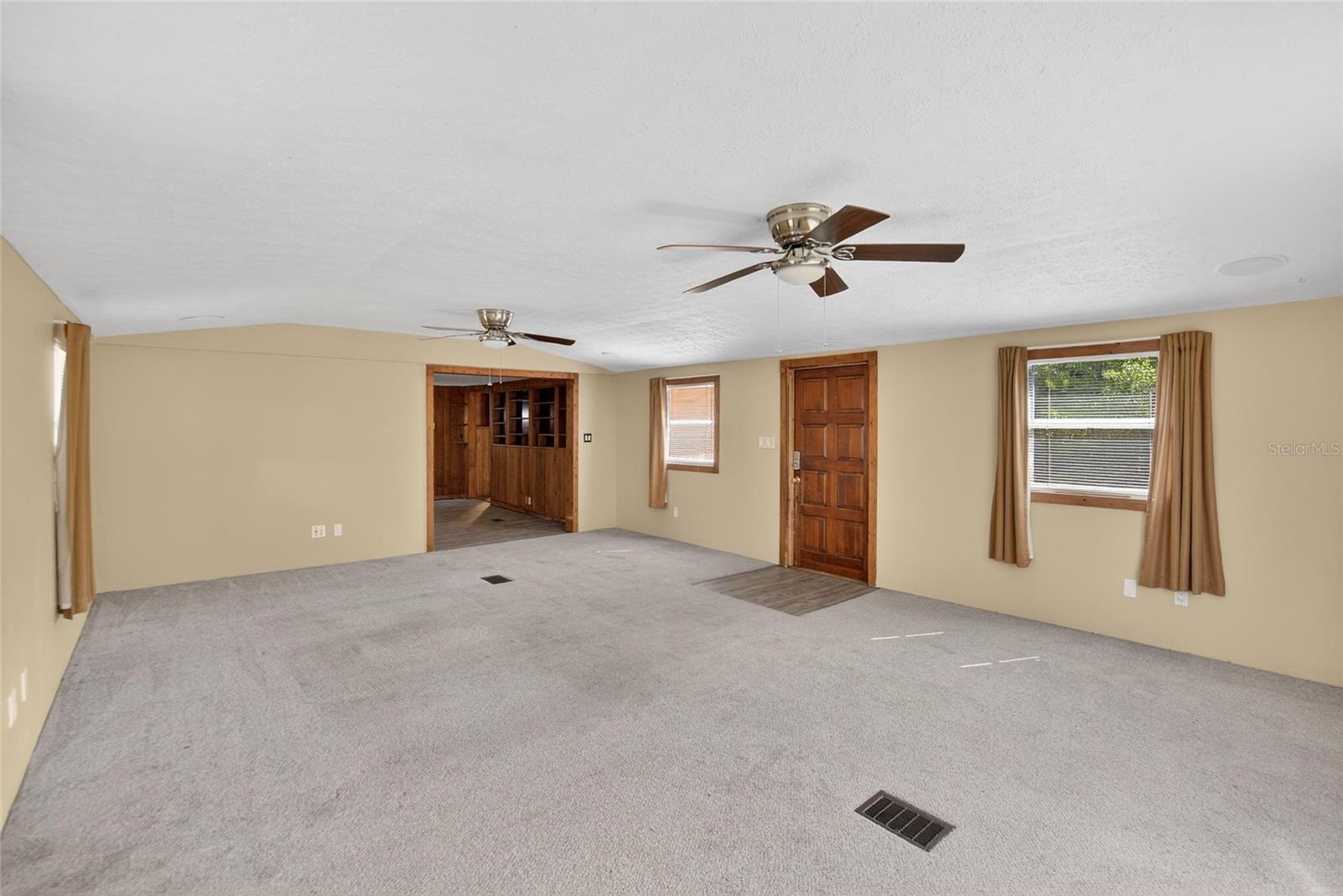 Listing photo id 3 for 13804 Hillcrest Drive