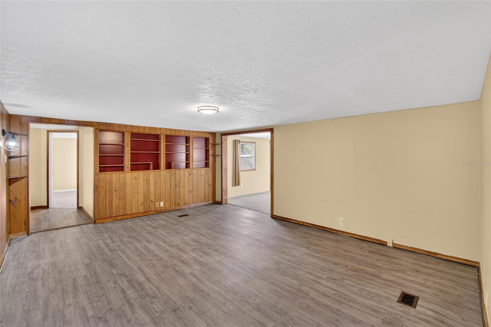 Listing photo id 4 for 13804 Hillcrest Drive