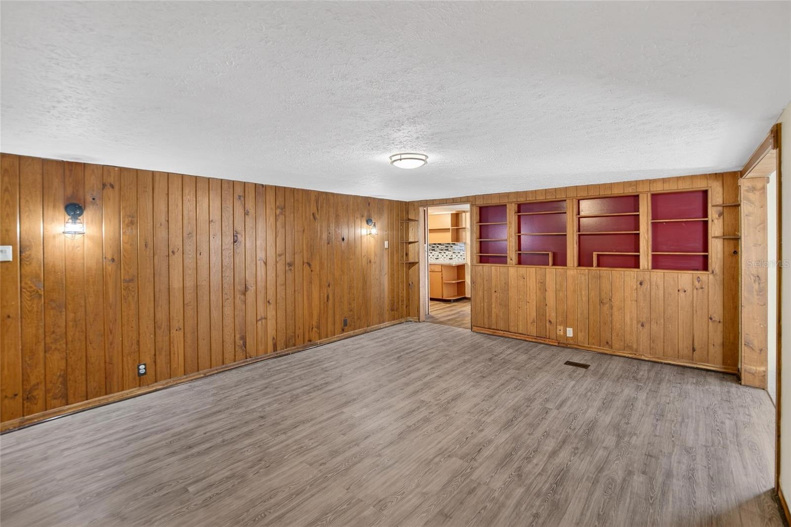 Listing photo id 5 for 13804 Hillcrest Drive