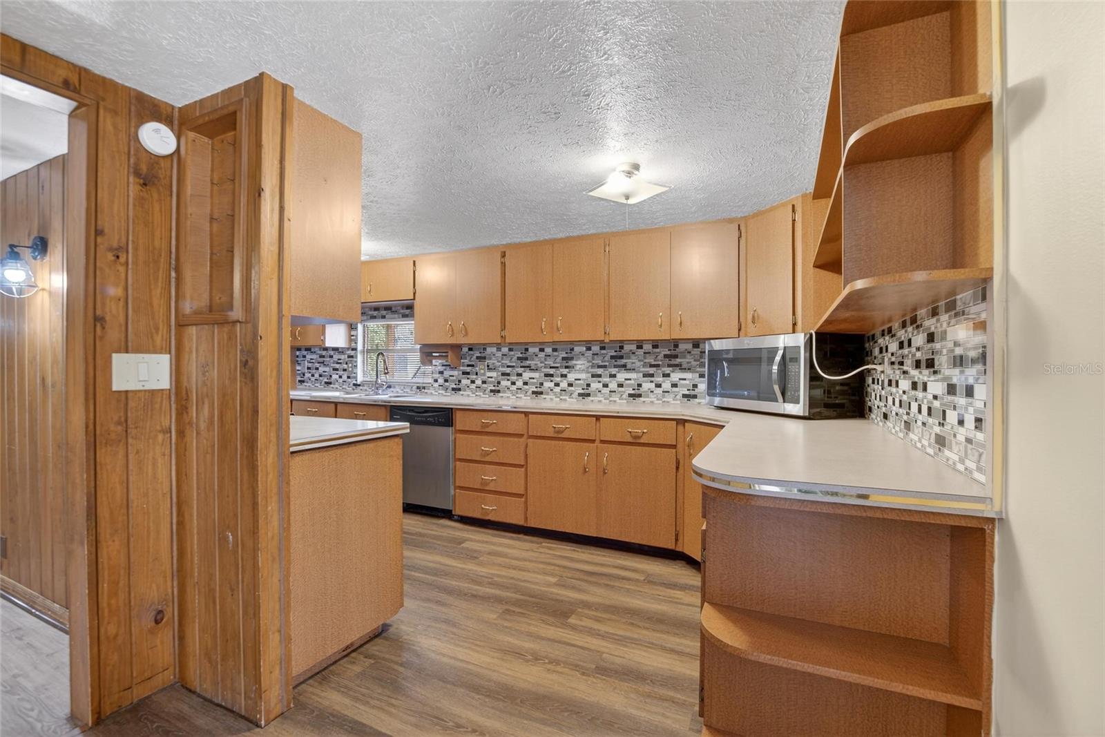 Listing photo id 6 for 13804 Hillcrest Drive