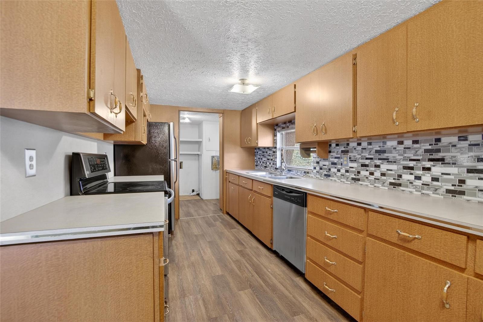 Listing photo id 7 for 13804 Hillcrest Drive