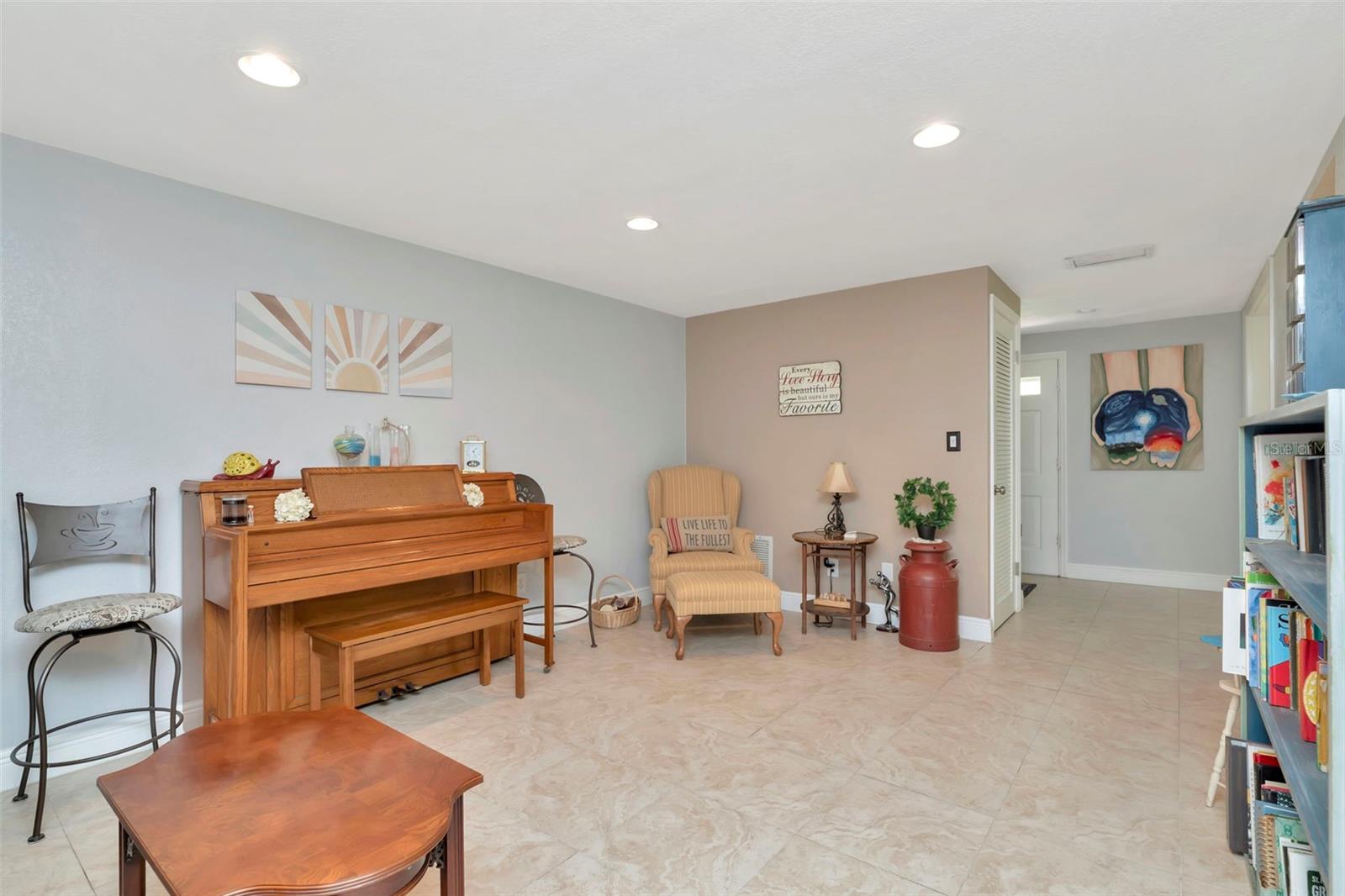 Listing photo id 11 for 4830 3rd Avenue N