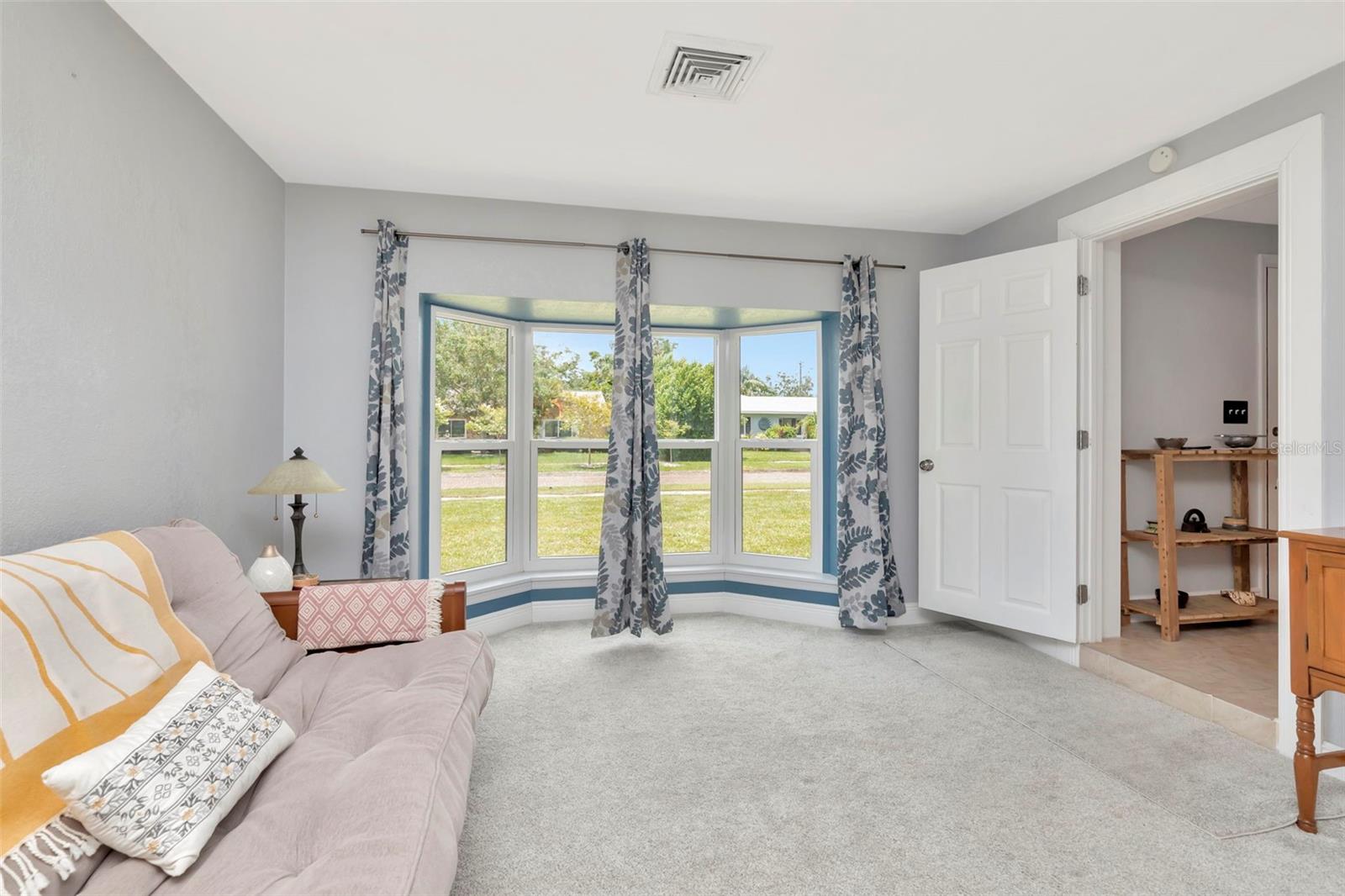 Listing photo id 14 for 4830 3rd Avenue N