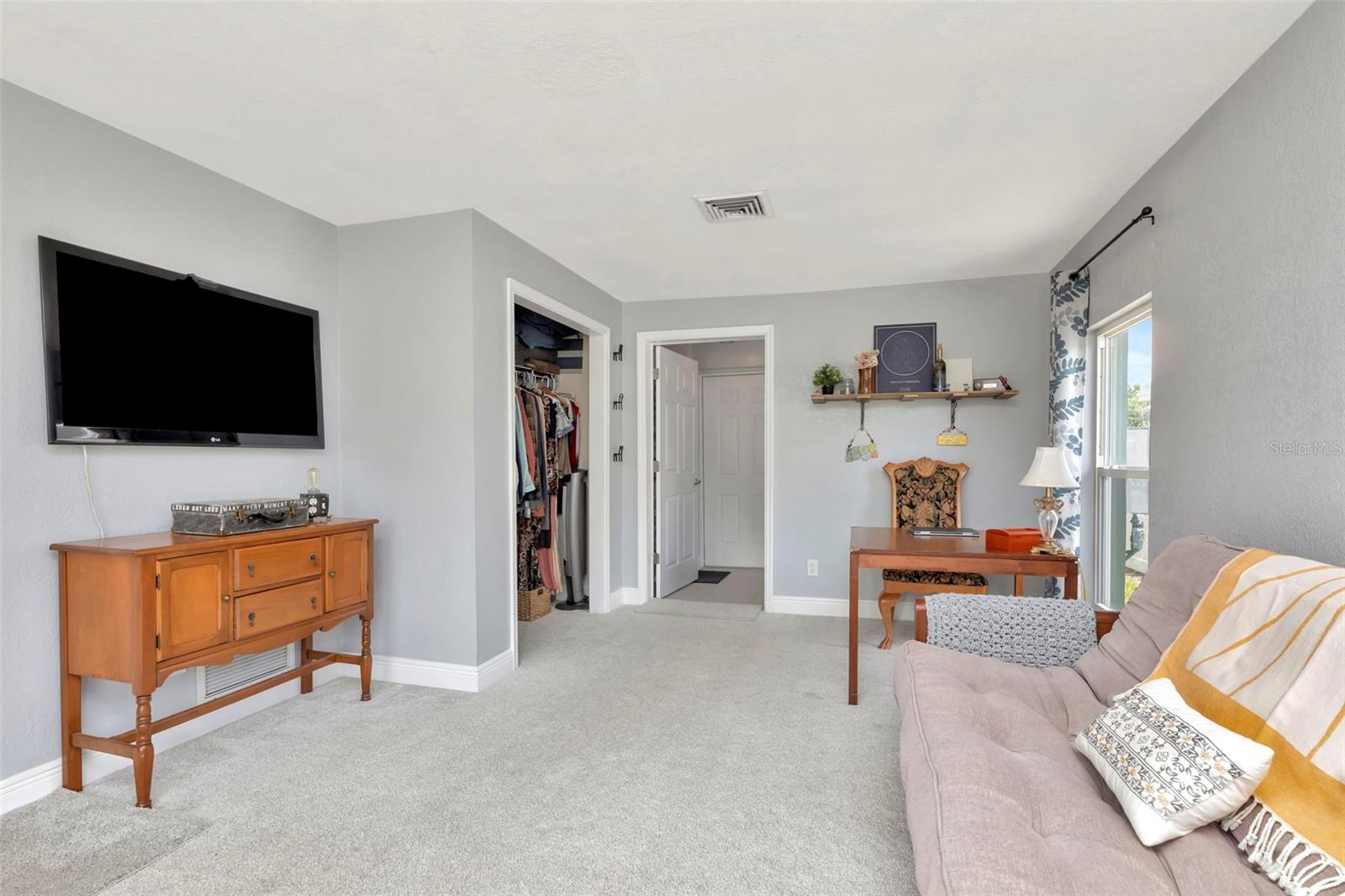 Listing photo id 15 for 4830 3rd Avenue N