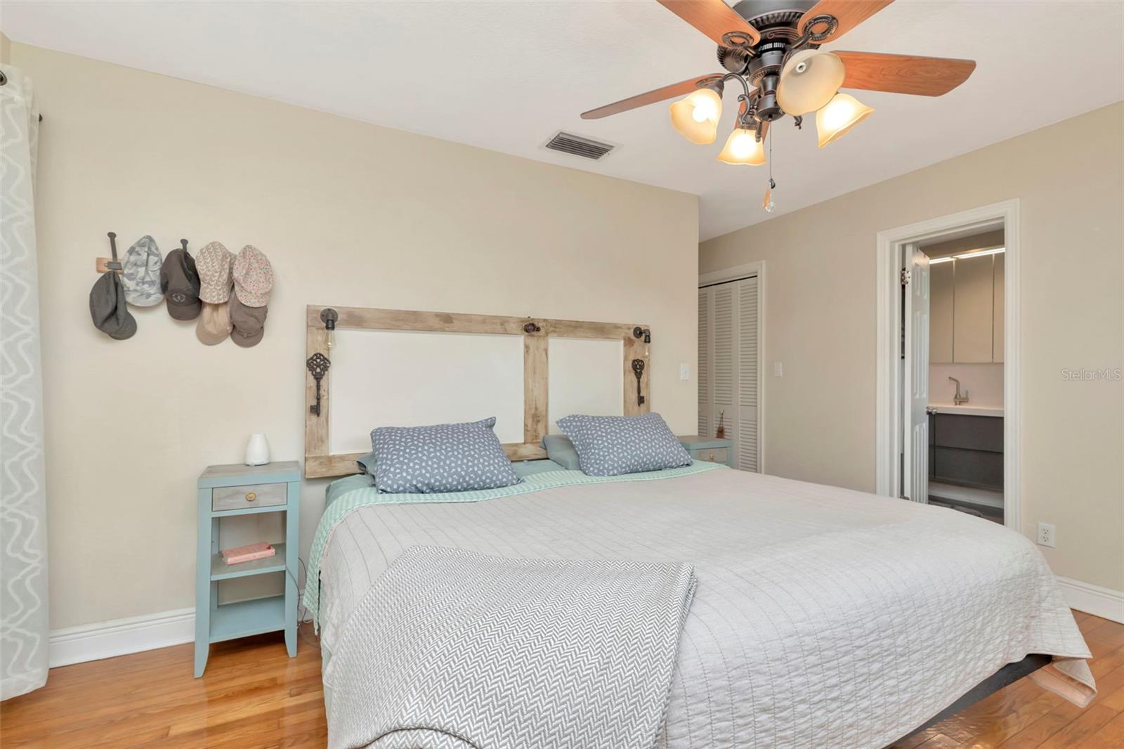 Listing photo id 25 for 4830 3rd Avenue N