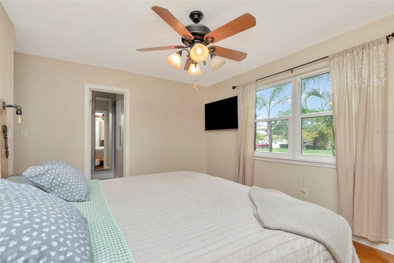 Listing photo id 26 for 4830 3rd Avenue N