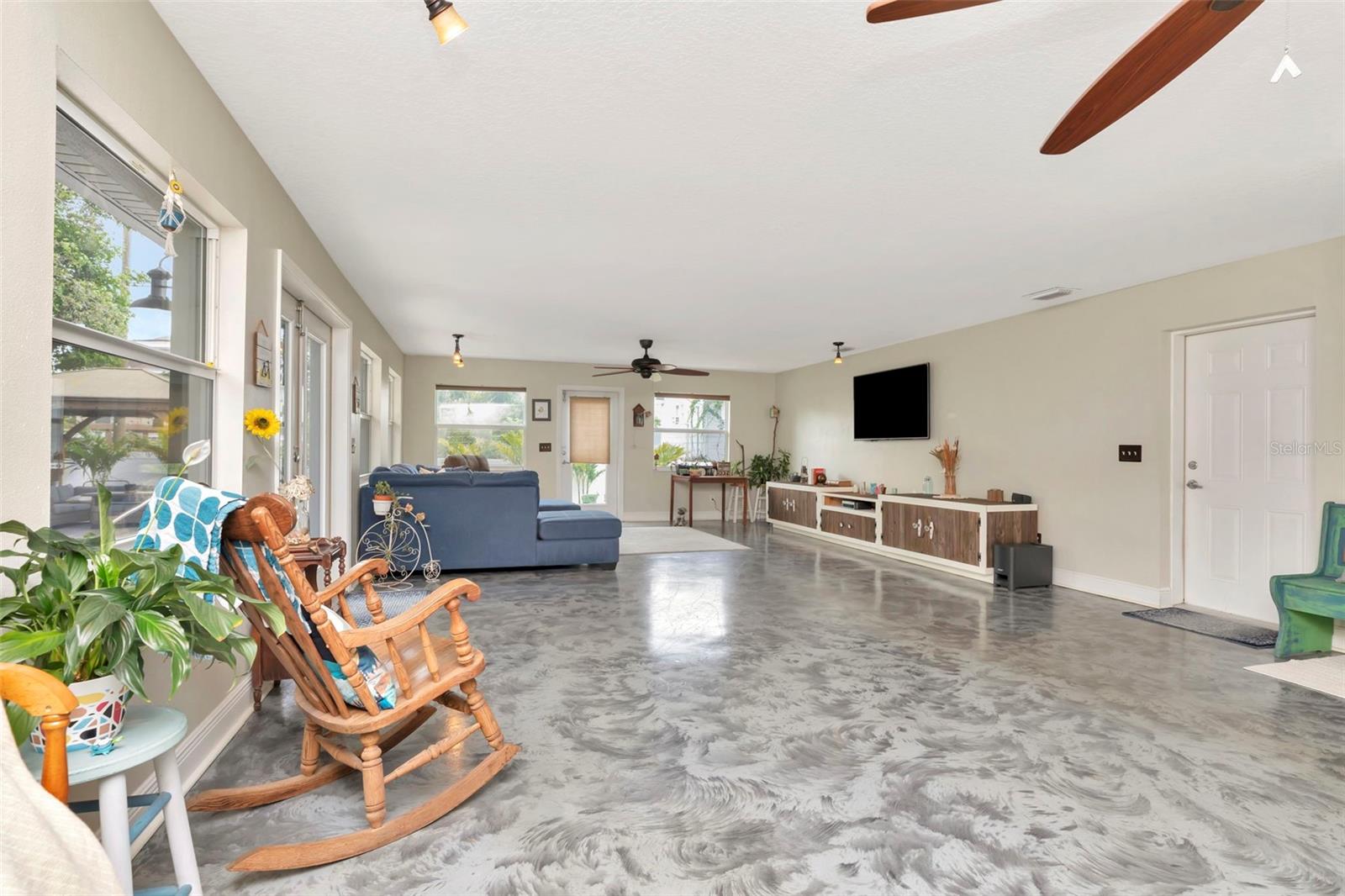 Listing photo id 31 for 4830 3rd Avenue N