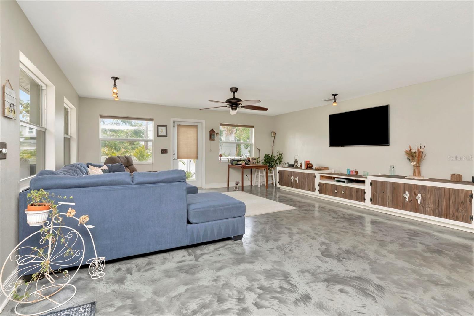 Listing photo id 32 for 4830 3rd Avenue N