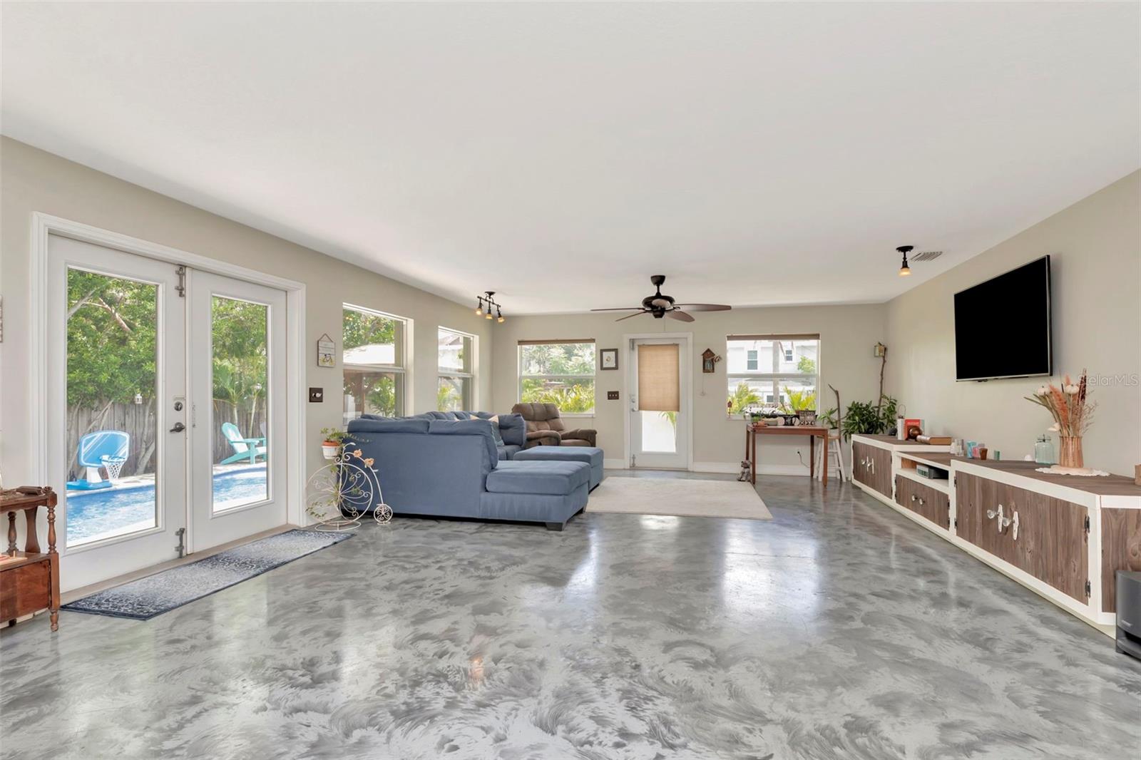 Listing photo id 34 for 4830 3rd Avenue N