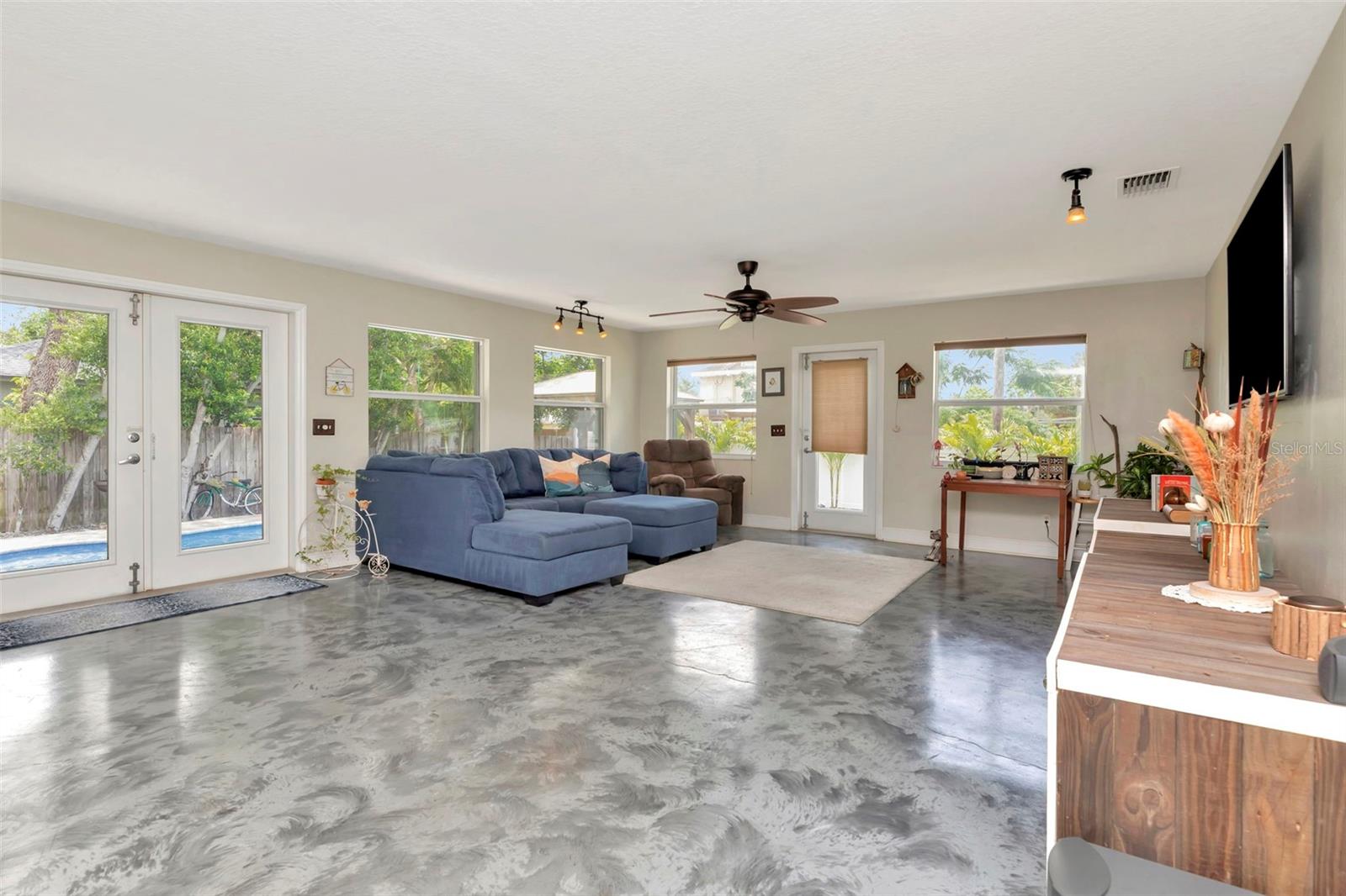 Listing photo id 37 for 4830 3rd Avenue N