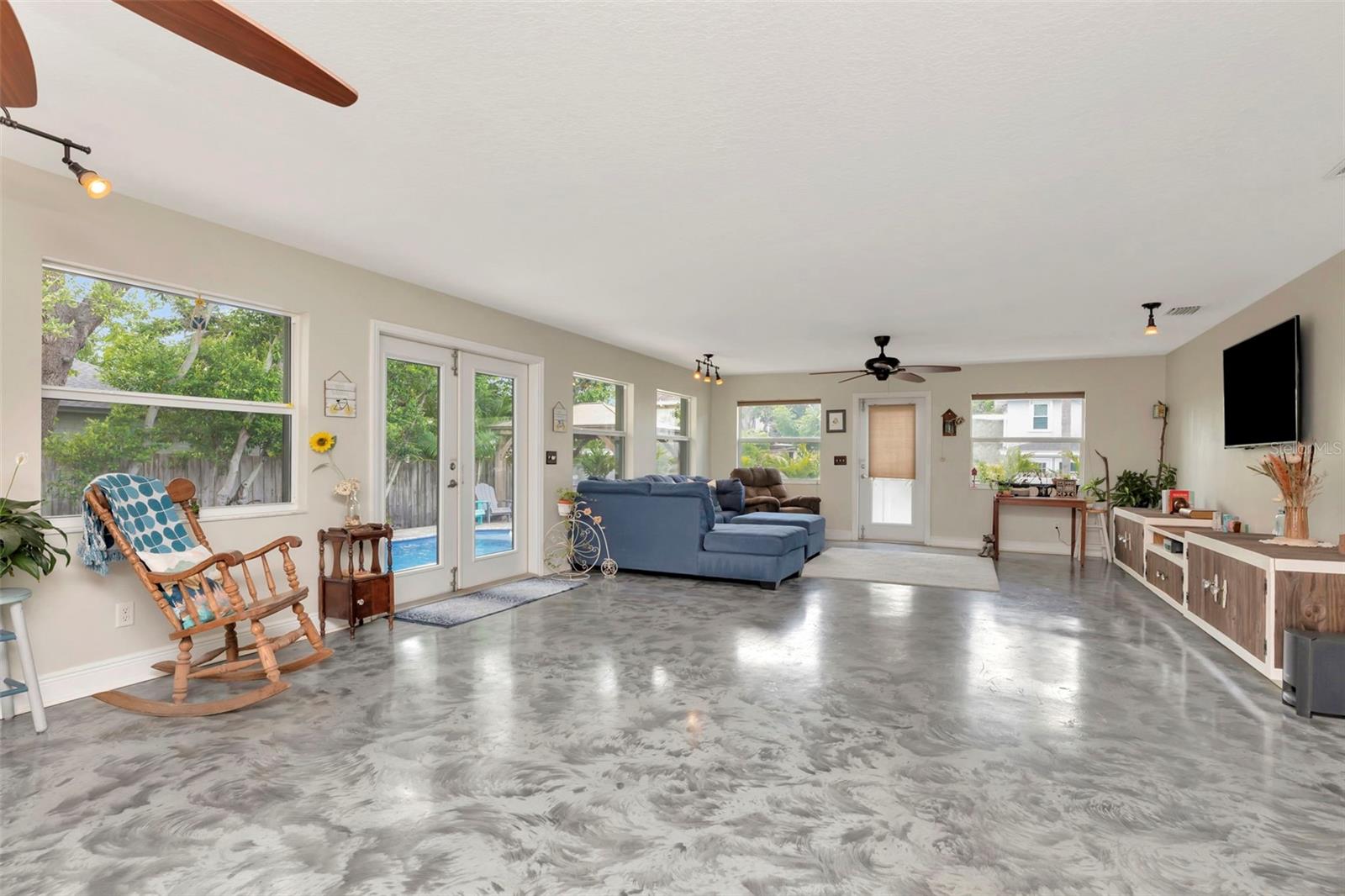 Listing photo id 38 for 4830 3rd Avenue N