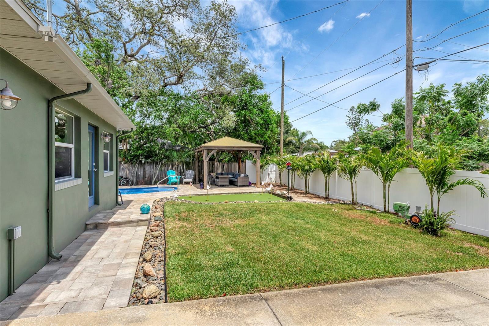 Listing photo id 44 for 4830 3rd Avenue N