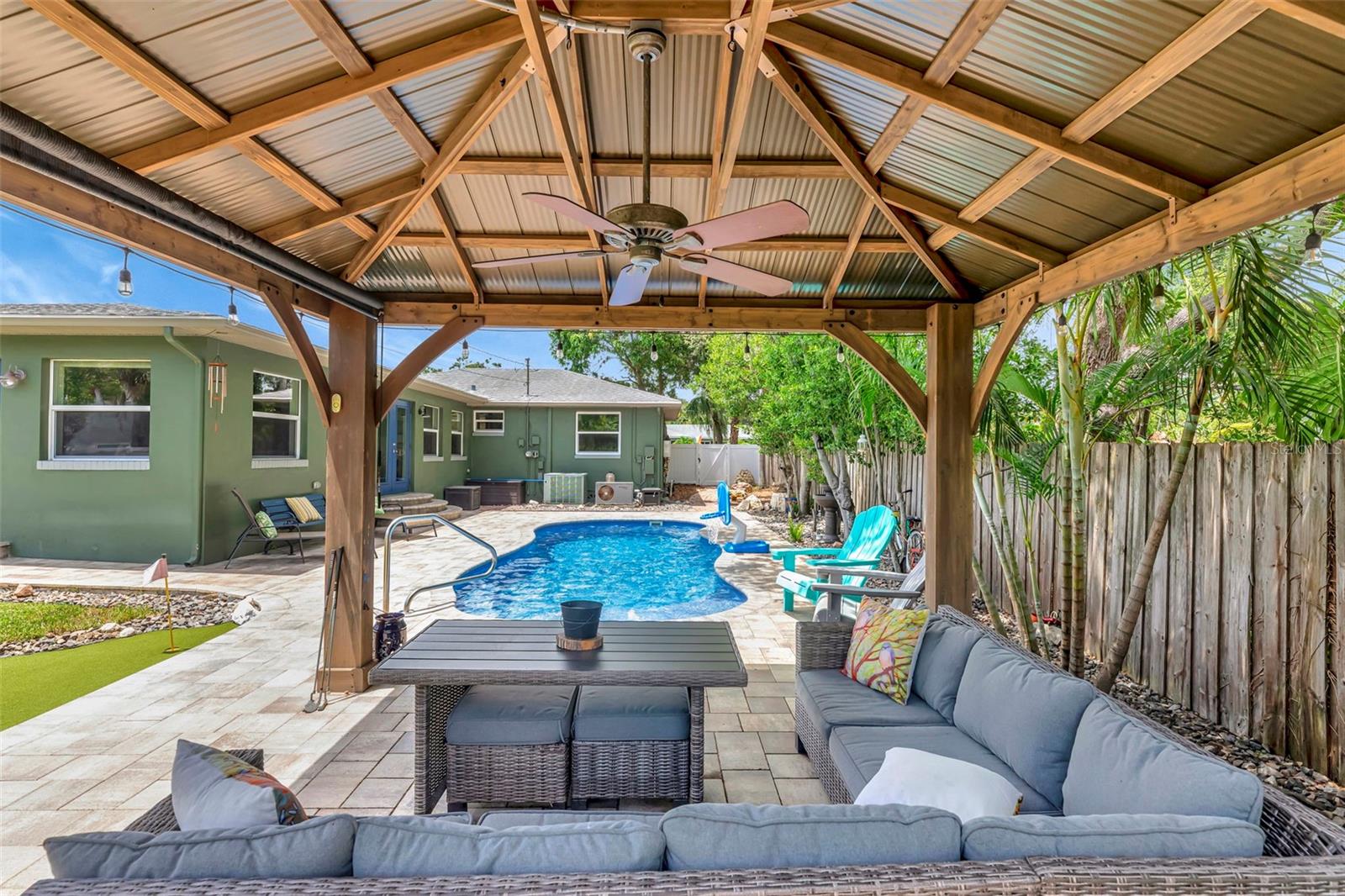 Listing photo id 52 for 4830 3rd Avenue N