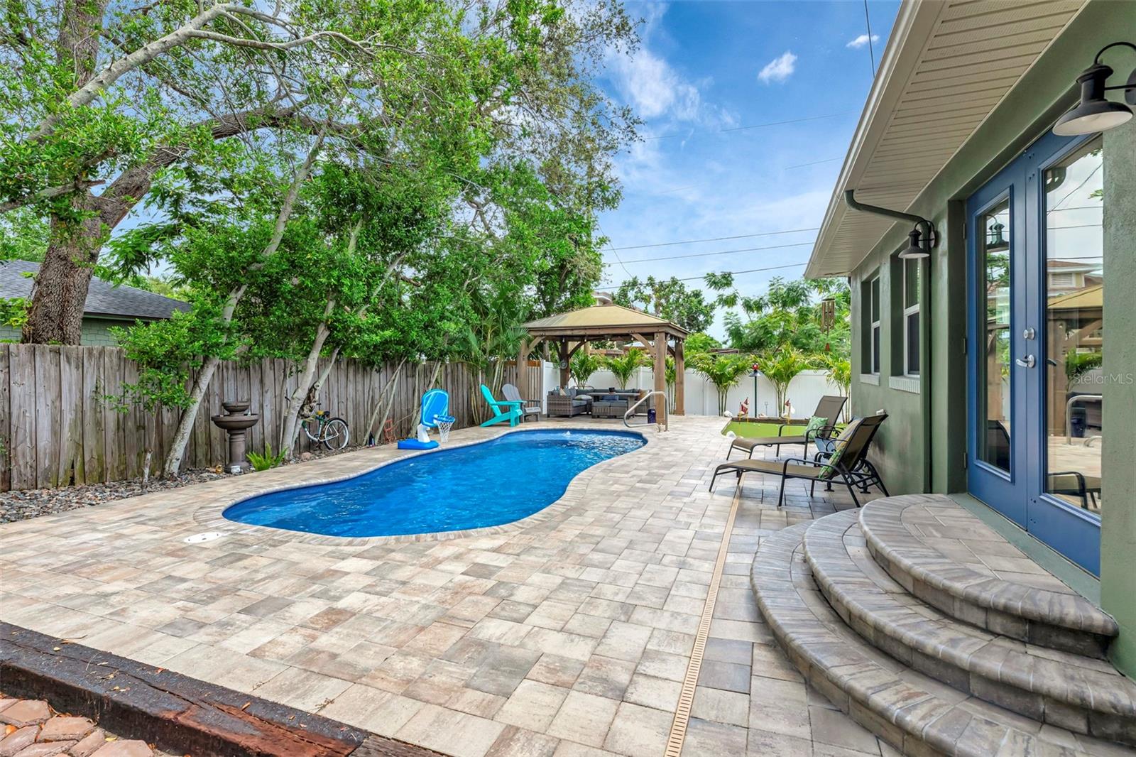 Listing photo id 53 for 4830 3rd Avenue N