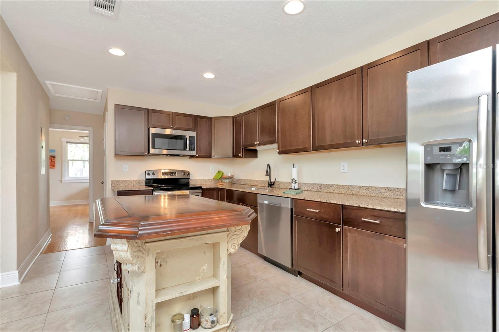 Listing photo id 6 for 4830 3rd Avenue N