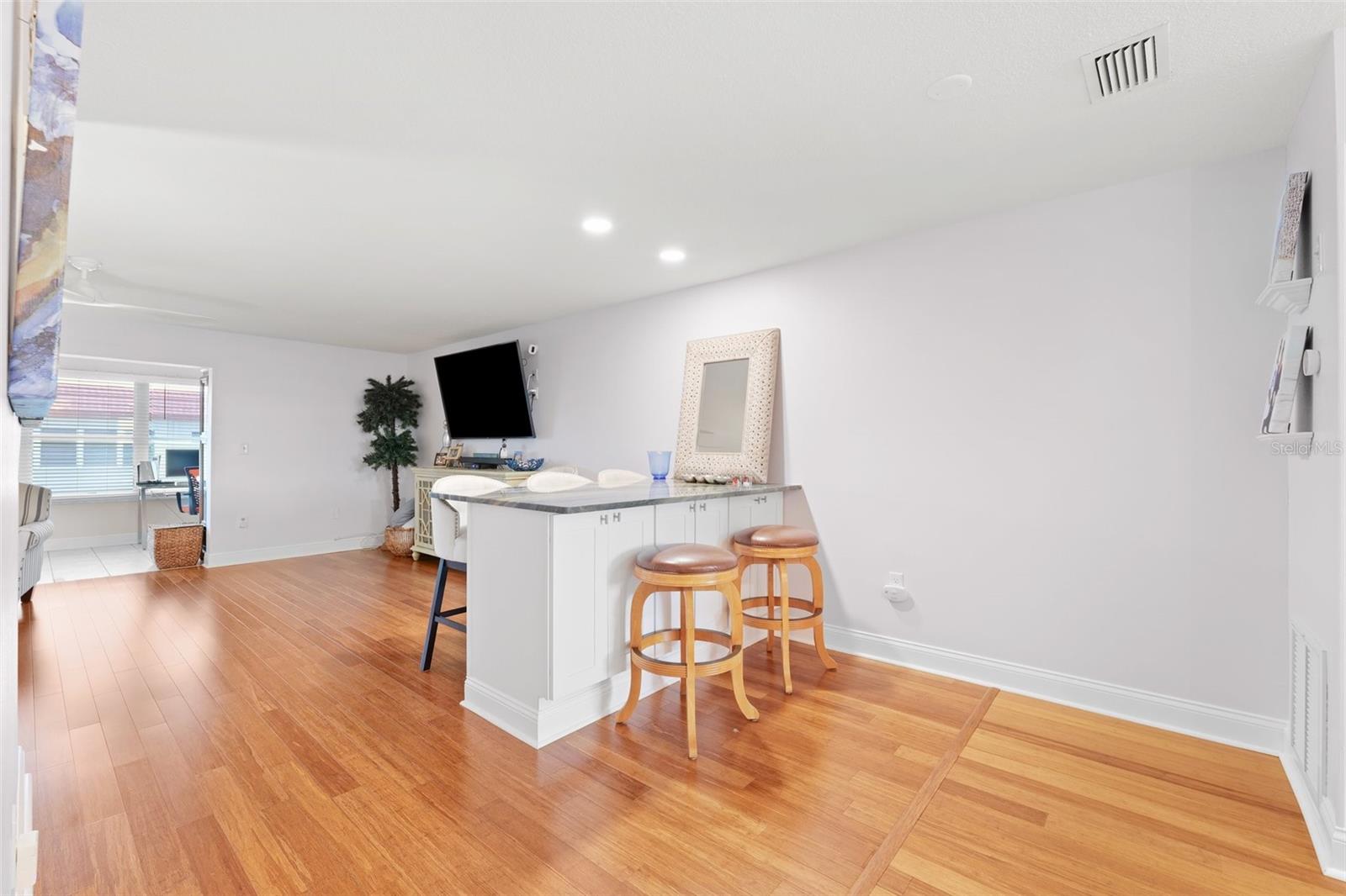 Listing photo id 10 for 3018 59th Street S 405