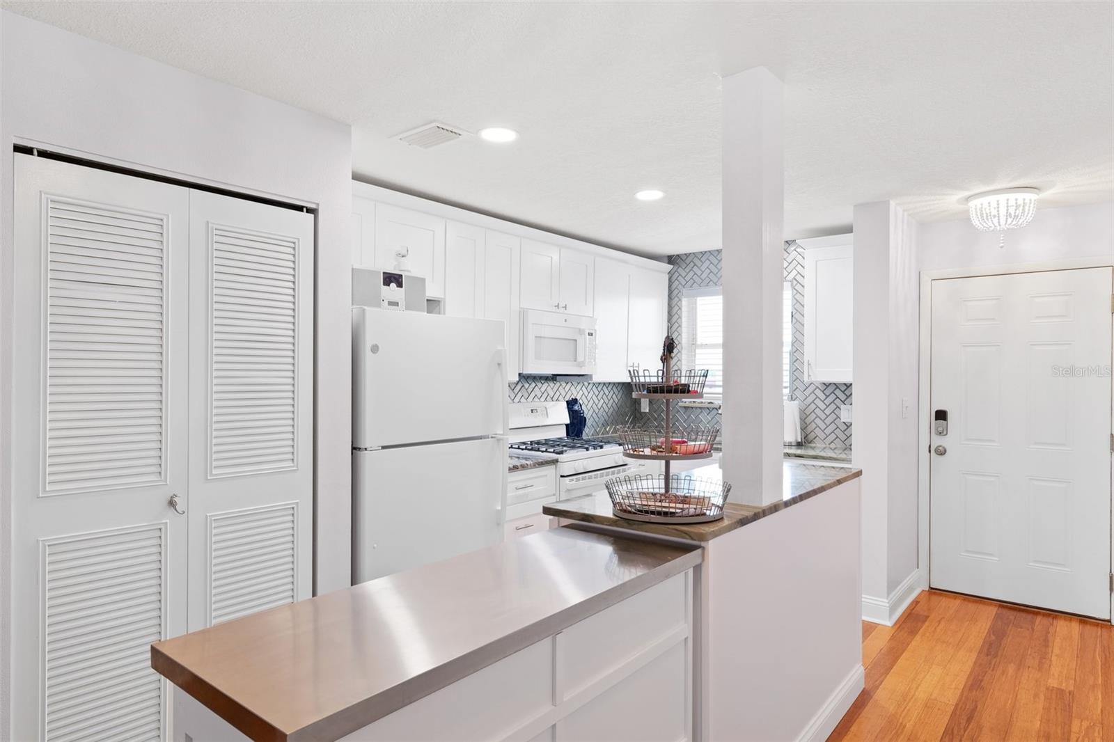 Listing photo id 3 for 3018 59th Street S 405