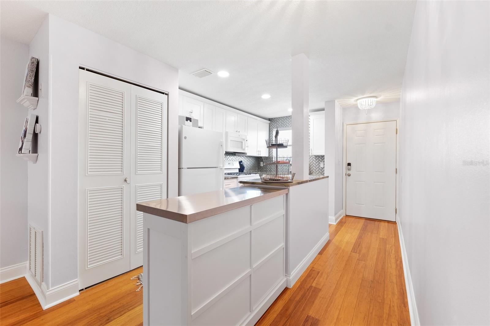 Listing photo id 4 for 3018 59th Street S 405