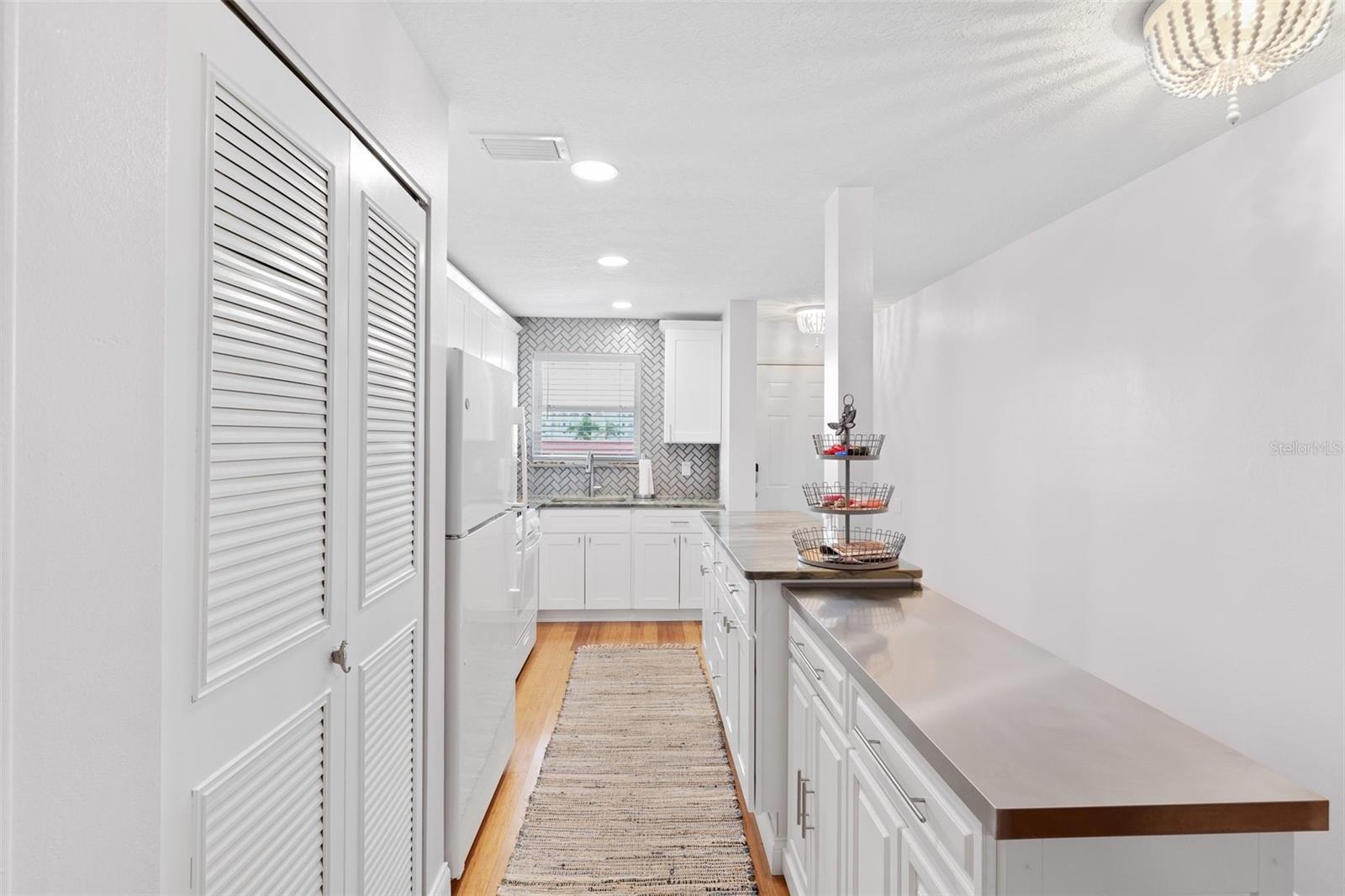 Listing photo id 5 for 3018 59th Street S 405