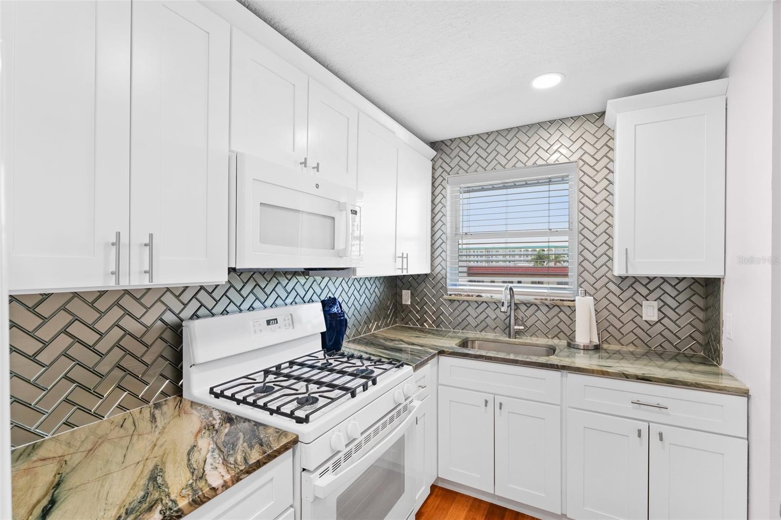 Listing photo id 7 for 3018 59th Street S 405