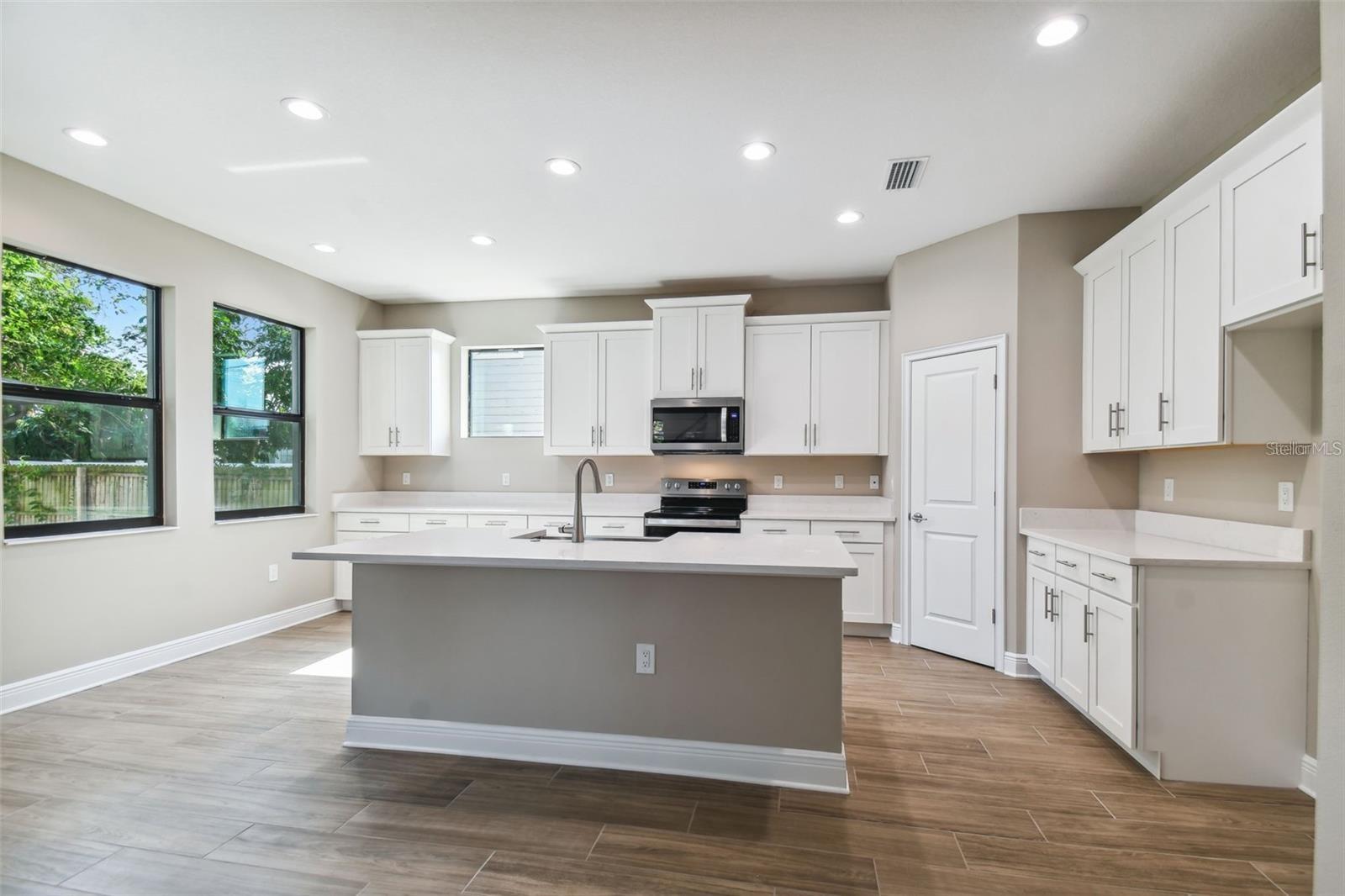 Listing photo id 11 for 4333 2nd Avenue N