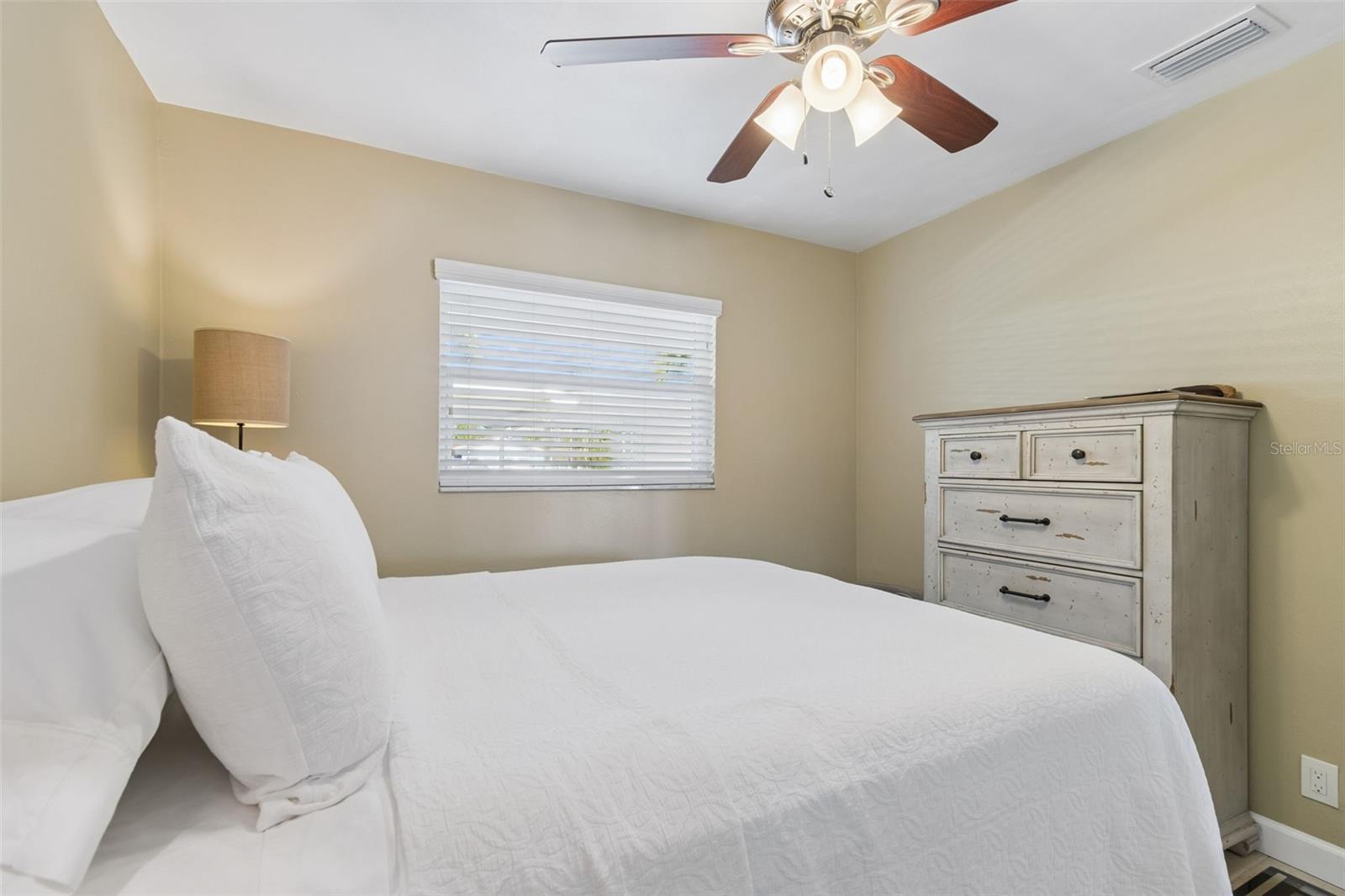 Listing photo id 18 for 2307 Bay Boulevard