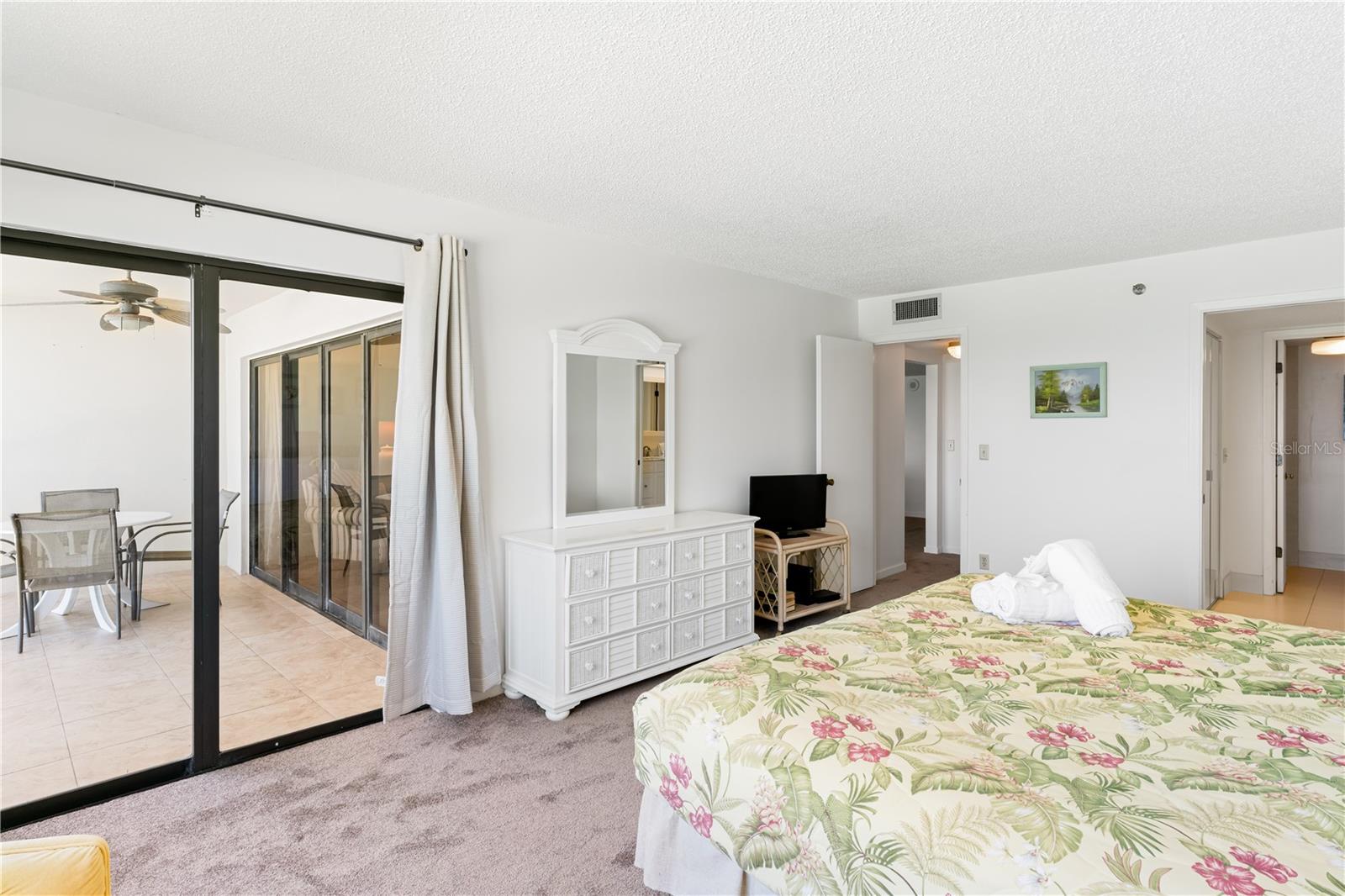 Listing photo id 15 for 900 Gulf Boulevard 702